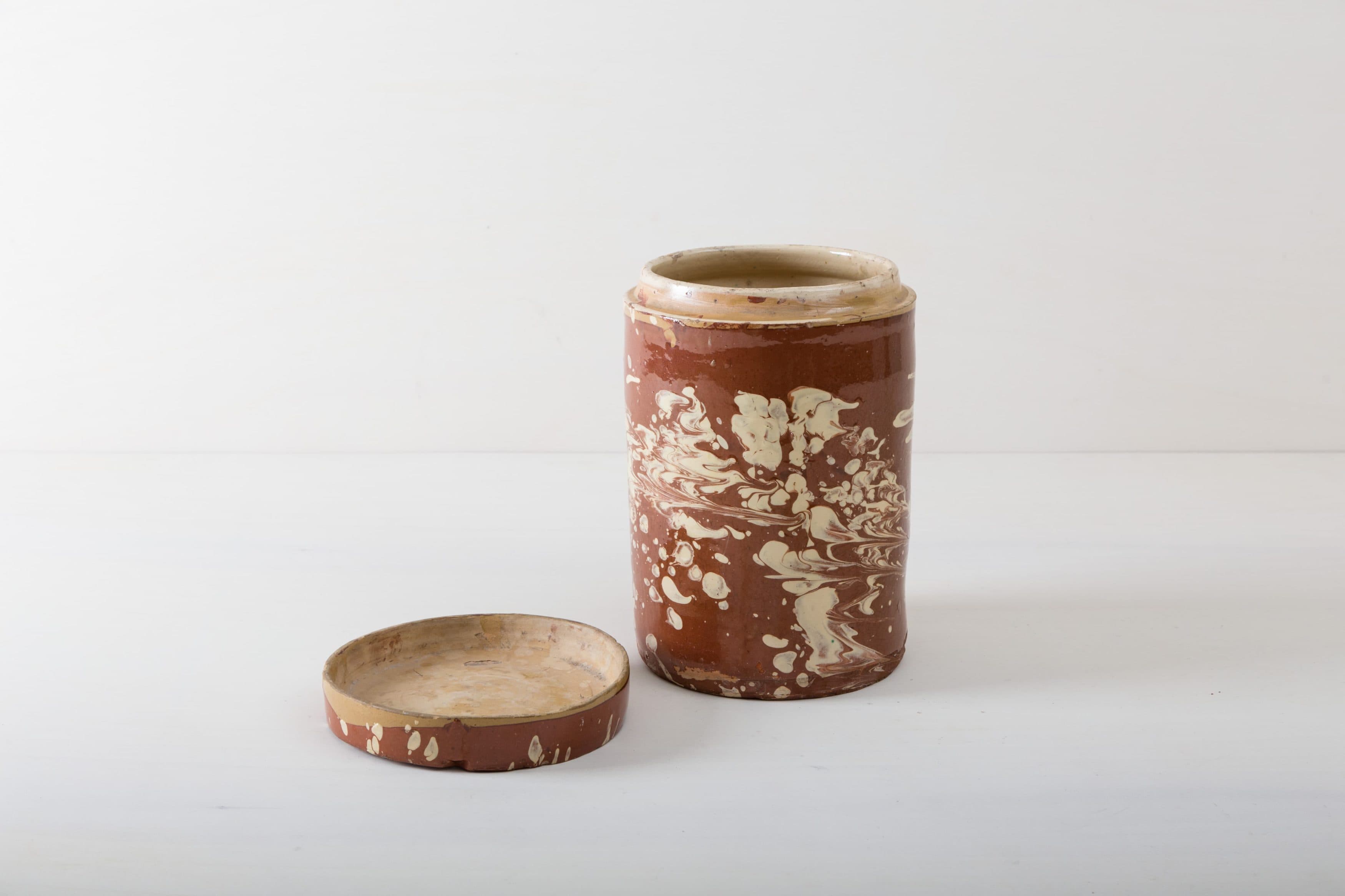 Diese besonderen Vasen der Serie Punca sind ganz individuell und interessant bräunlich marmoriert. Gemeinsam geben sie ein harmonisches Bild ab und sehen zu Herbst wie Sommerevents gleichermaßen gut aus. Ob als Vase für einen tollen Frühlings- oder Kornblumenstrauß oder aber als Süßigkeitendose auf dem Buffettisch– Vase Punca ist abwechslungsreich und mal "etwas anderes". Braun marmorierte Keramik, die alte Technik der Marmorglasur ist in Süditalien sehr beliebt. Die zylindrischen Vorratsgefässe stammen aus den 1930er Jahren und es wurden darin Antipasti oder Oliven gelagert. Nun gut gereinigt kannst Du die Gefäße als Vase für Dein Eventstyling oder Hochzeitsdekoration einsetzen.