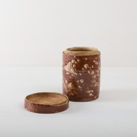 Diese besonderen Vasen der Serie Punca sind ganz individuell und interessant bräunlich marmoriert. Gemeinsam geben sie ein harmonisches Bild ab und sehen zu Herbst wie Sommerevents gleichermaßen gut aus. Ob als Vase für einen tollen Frühlings- oder Kornblumenstrauß oder aber als Süßigkeitendose auf dem Buffettisch– Vase Punca ist abwechslungsreich und mal "etwas anderes". Braun marmorierte Keramik, die alte Technik der Marmorglasur ist in Süditalien sehr beliebt. Die zylindrischen Vorratsgefässe stammen aus den 1930er Jahren und es wurden darin Antipasti oder Oliven gelagert. Nun gut gereinigt kannst Du die Gefäße als Vase für Dein Eventstyling oder Hochzeitsdekoration einsetzen.