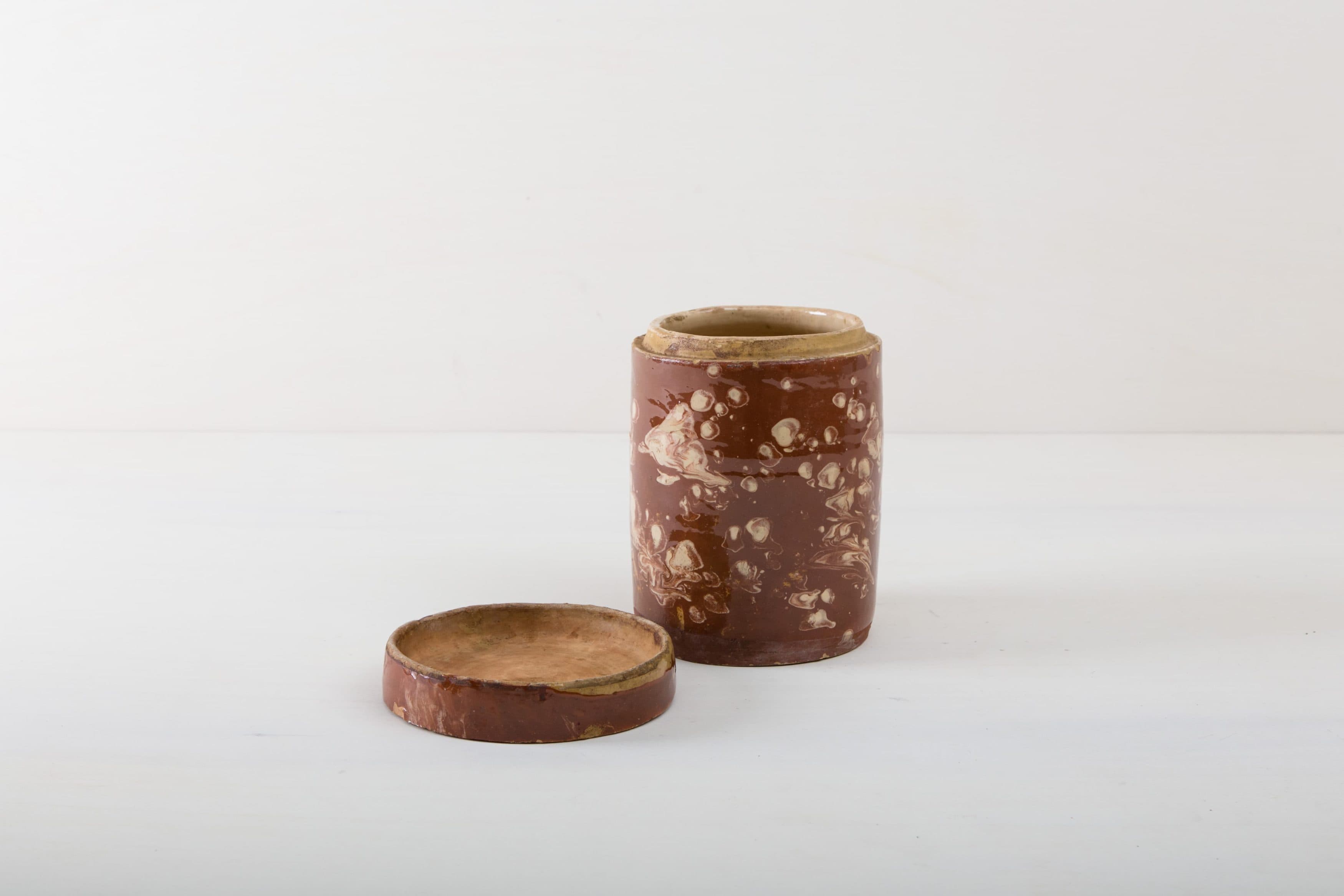 Diese besonderen Vasen der Serie Punca sind ganz individuell und interessant bräunlich marmoriert. Gemeinsam geben sie ein harmonisches Bild ab und sehen zu Herbst wie Sommerevents gleichermaßen gut aus. Ob als Vase für einen tollen Frühlings- oder Kornblumenstrauß oder aber als Süßigkeitendose auf dem Buffettisch– Vase Punca ist abwechslungsreich und mal "etwas anderes". Braun marmorierte Keramik, die alte Technik der Marmorglasur ist in Süditalien sehr beliebt. Die zylindrischen Vorratsgefässe stammen aus den 1930er Jahren und es wurden darin Antipasti oder Oliven gelagert. Nun gut gereinigt kannst Du die Gefäße als Vase für Dein Eventstyling oder Hochzeitsdekoration einsetzen.