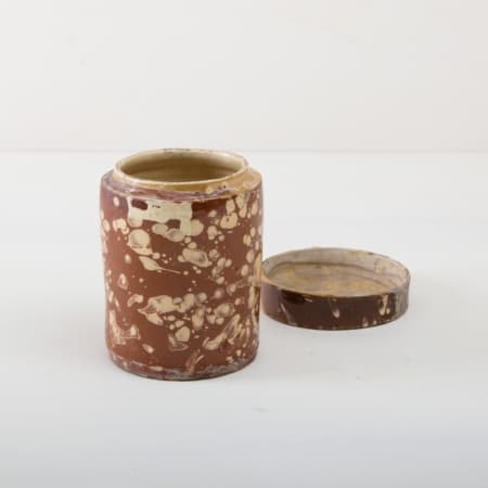 Diese besonderen Vasen der Serie Punca sind ganz individuell und interessant bräunlich marmoriert. Gemeinsam geben sie ein harmonisches Bild ab und sehen zu Herbst wie Sommerevents gleichermaßen gut aus. Ob als Vase für einen tollen Frühlings- oder Kornblumenstrauß oder aber als Süßigkeitendose auf dem Buffettisch– Vase Punca ist abwechslungsreich und mal "etwas anderes". Braun marmorierte Keramik, die alte Technik der Marmorglasur ist in Süditalien sehr beliebt. Die zylindrischen Vorratsgefässe stammen aus den 1930er Jahren und es wurden darin Antipasti oder Oliven gelagert. Nun gut gereinigt kannst Du die Gefäße als Vase für Dein Eventstyling oder Hochzeitsdekoration einsetzen.