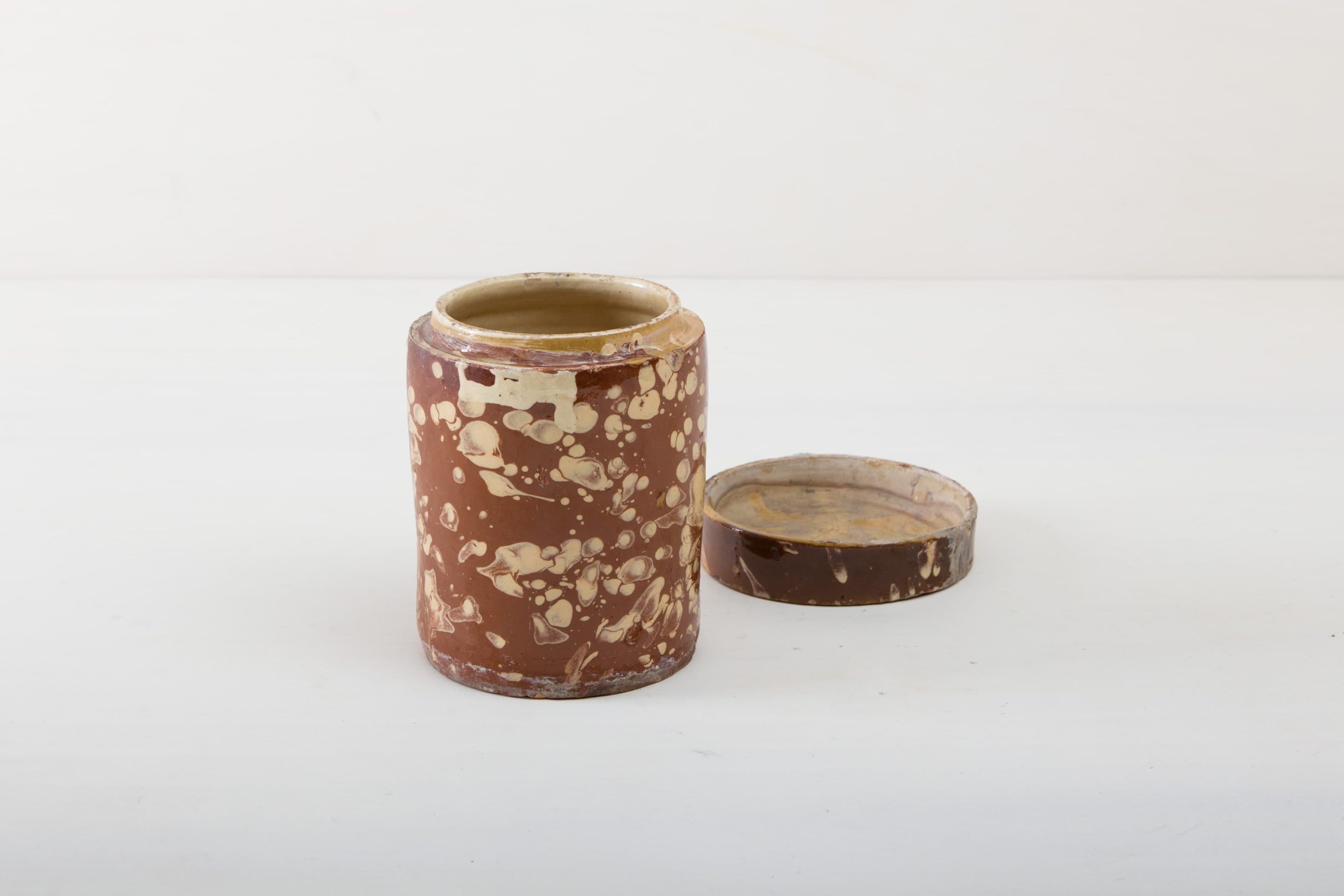 Diese besonderen Vasen der Serie Punca sind ganz individuell und interessant bräunlich marmoriert. Gemeinsam geben sie ein harmonisches Bild ab und sehen zu Herbst wie Sommerevents gleichermaßen gut aus. Ob als Vase für einen tollen Frühlings- oder Kornblumenstrauß oder aber als Süßigkeitendose auf dem Buffettisch– Vase Punca ist abwechslungsreich und mal "etwas anderes". Braun marmorierte Keramik, die alte Technik der Marmorglasur ist in Süditalien sehr beliebt. Die zylindrischen Vorratsgefässe stammen aus den 1930er Jahren und es wurden darin Antipasti oder Oliven gelagert. Nun gut gereinigt kannst Du die Gefäße als Vase für Dein Eventstyling oder Hochzeitsdekoration einsetzen.