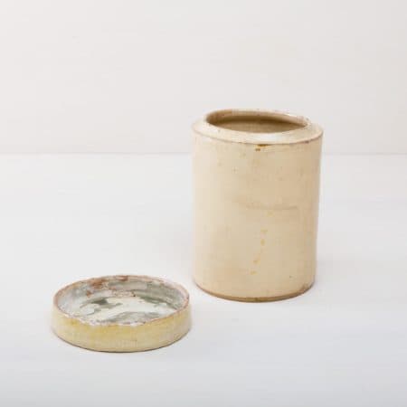 Diese besonderen cremefarbenen Vasen der Serie Punca sind ganz individuell und interessant gefärbt. Gemeinsam geben sie ein harmonisches Bild ab und sehen zu Herbst wie Sommerevents gleichermaßen gut aus. Ob als Vase für einen tollen Herbst- oder Kornblumenstrauß oder aber als Süßigkeitendose auf dem Buffettisch– Vase Punca ist abwechslungsreich und mal "etwas anderes". Die alten Keramikgefäße stammen aus Süditalien und in den 1930er Jahre wurden darin Antipasti oder Oliven gelagert. Nun gut gereinigt kannst Du die Gefäße als Vase für Dein Eventstyling oder Hochzeitsdekoration einsetzen.