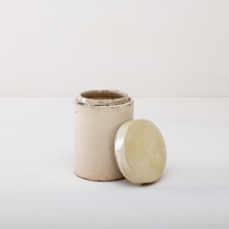 These cream-coloured vases of the Punca series are individually and interestingly painted. Together they give a harmonious picture and look equally good at autumn and summer events. Whether as a vase for a great autumn or cornflower bouquet or as a candy box on the buffet vase Punca is varied and completes your event styling. The antique ceramic vessels come from southern Italy and in the 1930s antipasti or olives were stored in them. Now well cleaned you can use the vessels as a vase for your event styling or wedding decoration.