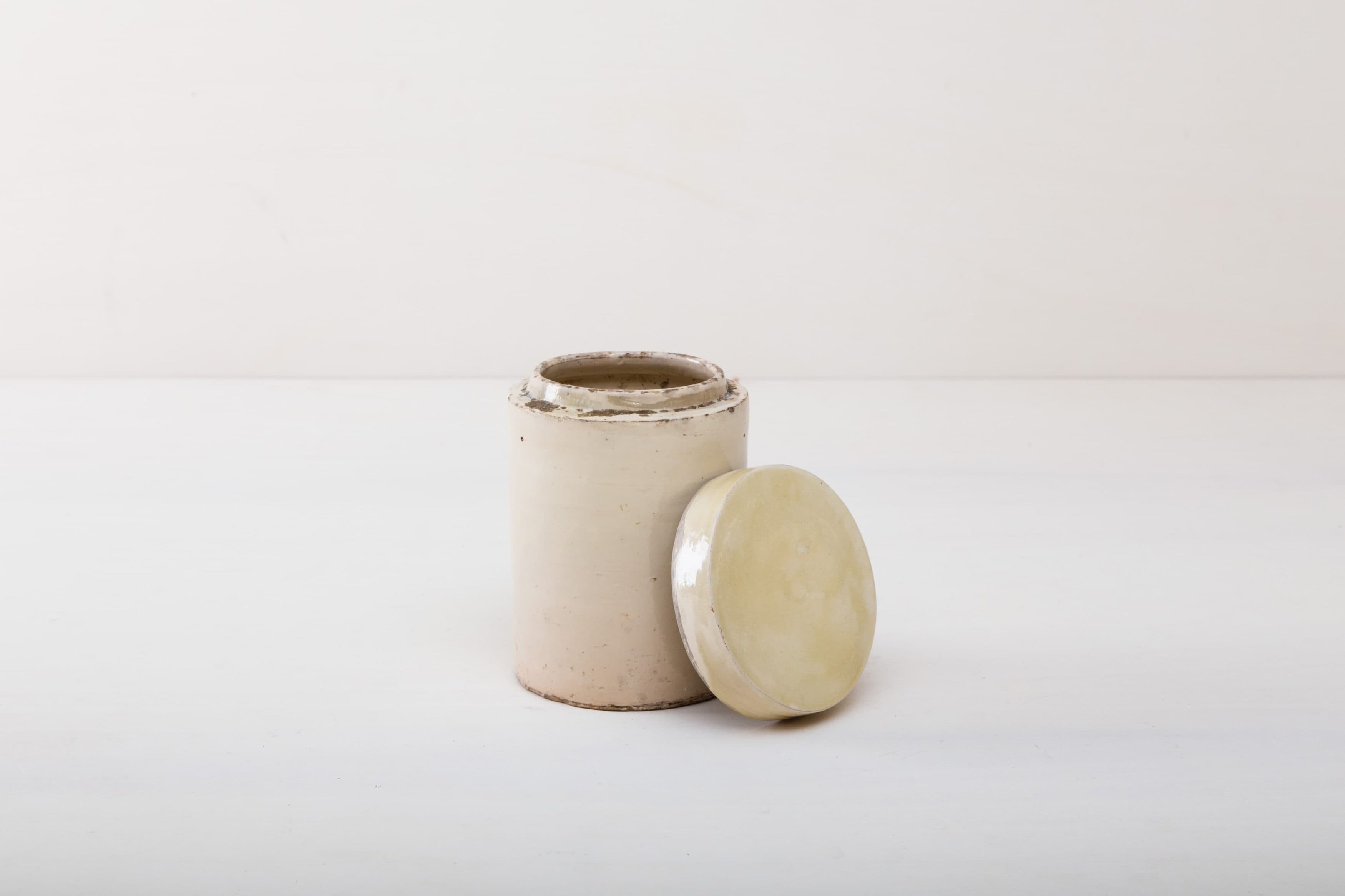 Diese besonderen cremefarbenen Vasen der Serie Punca sind ganz individuell und interessant gefärbt. Gemeinsam geben sie ein harmonisches Bild ab und sehen zu Herbst wie Sommerevents gleichermaßen gut aus. Ob als Vase für einen tollen Herbst- oder Kornblumenstrauß oder aber als Süßigkeitendose auf dem Buffettisch– Vase Punca ist abwechslungsreich und mal "etwas anderes". Die alten Keramikgefäße stammen aus Süditalien und in den 1930er Jahre wurden darin Antipasti oder Oliven gelagert. Nun gut gereinigt kannst Du die Gefäße als Vase für Dein Eventstyling oder Hochzeitsdekoration einsetzen.