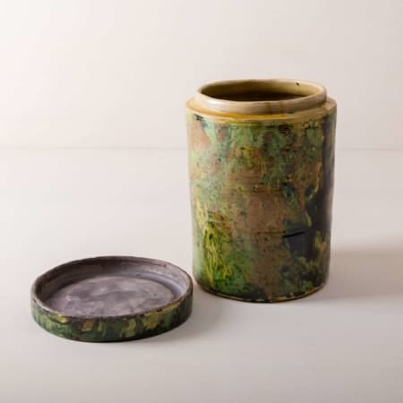 Diese besonderen Vasen der Serie Punca sind ganz individuell und interessant gefärbt. Gemeinsam geben sie ein harmonisches Bild ab und sehen zu Herbst wie Sommerevents gleichermaßen gut aus. Ob als Vase für einen tollen Herbst- oder Kornblumenstrauß oder aber als Süßigkeitendose auf dem Buffettisch– Vase Punca ist abwechslungsreich und mal "etwas anderes". Grün marmorierte Keramik, die alte Technik der Marmorglasur ist in Süditalien sehr beliebt. Die zylindrischen Vorratsgefässe stammen aus den 1930er Jahren und es wurden darin Antipasti oder Oliven gelagert. Nun gut gereinigt kannst Du die Gefäße als Vase für Dein Eventstyling oder Hochzeitsdekoration einsetzen.