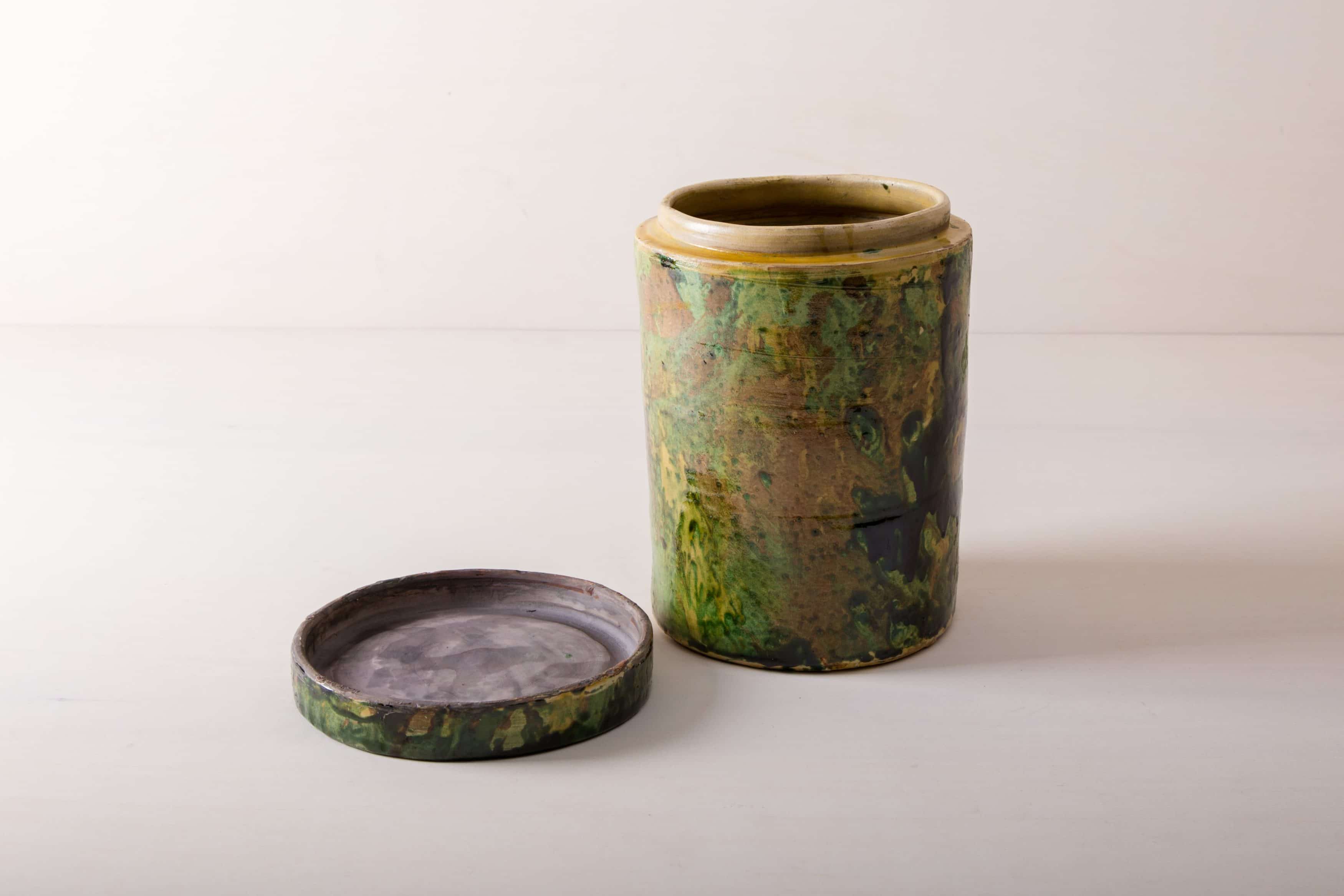 Diese besonderen Vasen der Serie Punca sind ganz individuell und interessant gefärbt. Gemeinsam geben sie ein harmonisches Bild ab und sehen zu Herbst wie Sommerevents gleichermaßen gut aus. Ob als Vase für einen tollen Herbst- oder Kornblumenstrauß oder aber als Süßigkeitendose auf dem Buffettisch– Vase Punca ist abwechslungsreich und mal "etwas anderes". Grün marmorierte Keramik, die alte Technik der Marmorglasur ist in Süditalien sehr beliebt. Die zylindrischen Vorratsgefässe stammen aus den 1930er Jahren und es wurden darin Antipasti oder Oliven gelagert. Nun gut gereinigt kannst Du die Gefäße als Vase für Dein Eventstyling oder Hochzeitsdekoration einsetzen.