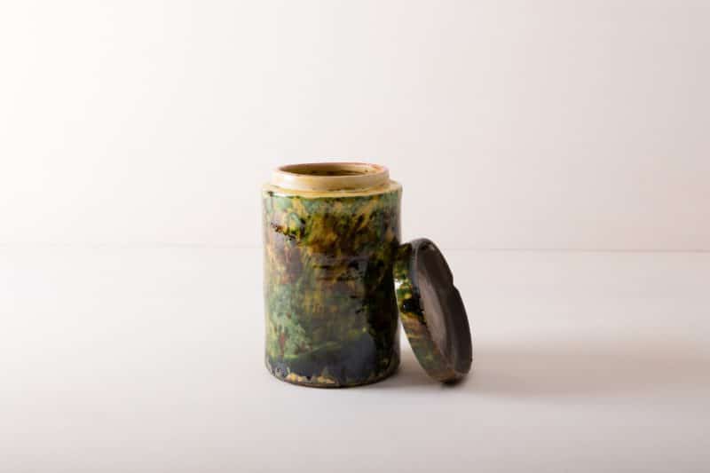 These unique vases of the series Punca are individually and interestingly colored. Together they give a wonderful and unique impression and look great in autumn as well as in summer decoration set ups. Whether as a vase for a great autumn or cornflower bouquet or as a candy box on the buffet vase Punca is diverse and occasionally a different look. Green marbled ceramics, the old technique of marble glaze is very popular in southern Italy. The cylindrical storage jars date back to the 1930s and were used to store antipasti or olives. Well cleaned you can turn the pots into a vase for your event styling or wedding decoration.