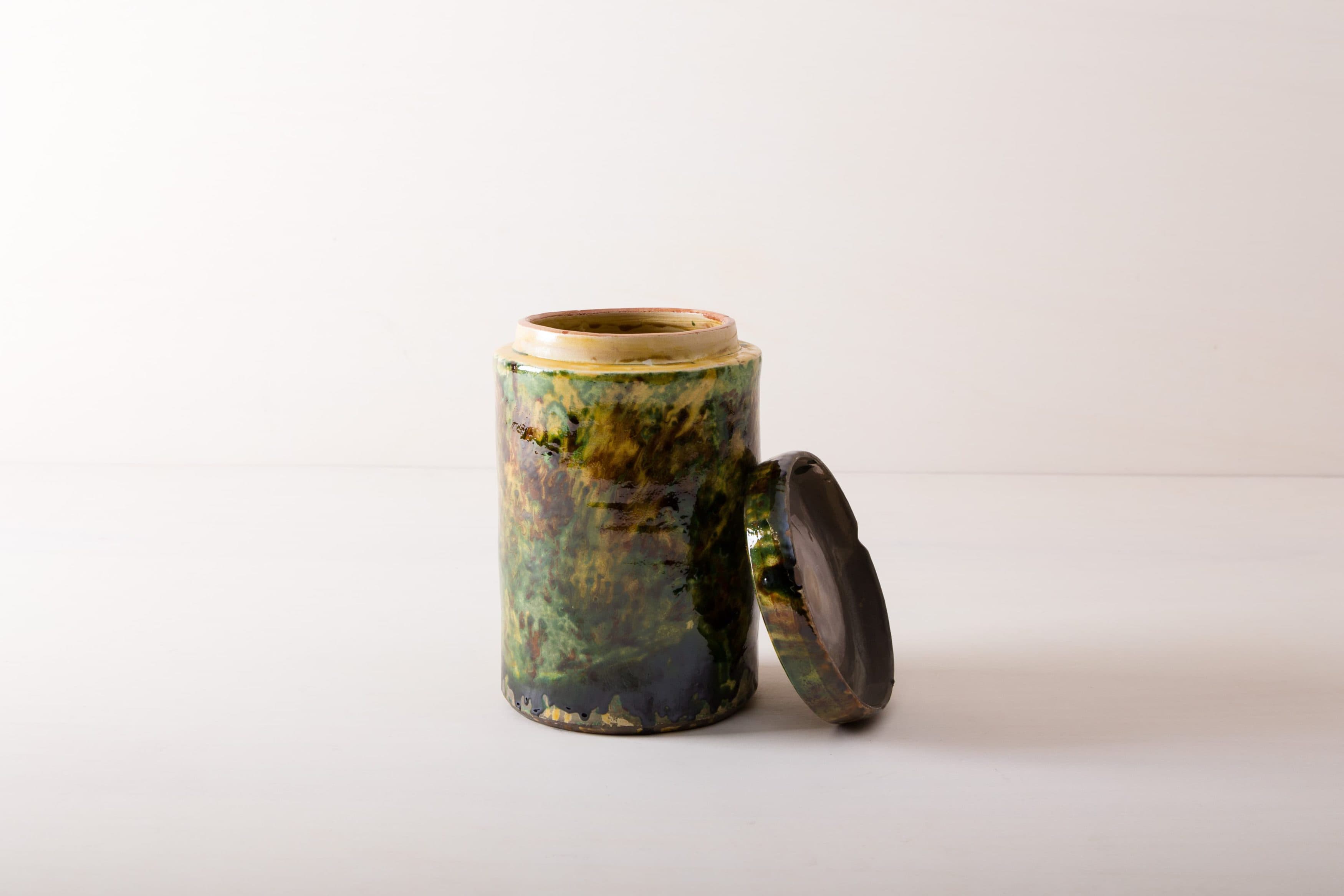 Diese besonderen Vasen der Serie Punca sind ganz individuell und interessant gefärbt. Gemeinsam geben sie ein harmonisches Bild ab und sehen zu Herbst wie Sommerevents gleichermaßen gut aus. Ob als Vase für einen tollen Herbst- oder Kornblumenstrauß oder aber als Süßigkeitendose auf dem Buffettisch– Vase Punca ist abwechslungsreich und mal "etwas anderes". Grün marmorierte Keramik, die alte Technik der Marmorglasur ist in Süditalien sehr beliebt. Die zylindrischen Vorratsgefässe stammen aus den 1930er Jahren und es wurden darin Antipasti oder Oliven gelagert. Nun gut gereinigt kannst Du die Gefäße als Vase für Dein Eventstyling oder Hochzeitsdekoration einsetzen.