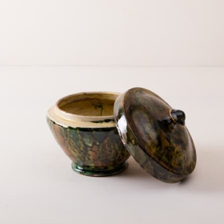 Diese besonderen Vasen der Serie Punca sind ganz individuell und interessant gefärbt. Gemeinsam geben sie ein harmonisches Bild ab und sehen zu Herbst wie Sommerevents gleichermaßen gut aus. Ob als Vase für einen tollen Herbst- oder Kornblumenstrauß oder aber als Süßigkeitendose auf dem Buffettisch– Vase Punca ist abwechslungsreich und mal "etwas anderes". Grün marmorierte Keramik, die alte Technik der Marmorglasur ist in Süditalien sehr beliebt. Die zylindrischen Vorratsgefässe stammen aus den 1930er Jahren und es wurden darin Antipasti oder Oliven gelagert. Nun gut gereinigt kannst Du die Gefäße als Vase für Dein Eventstyling oder Hochzeitsdekoration einsetzen.