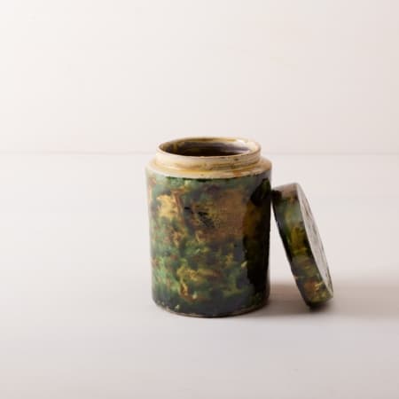 Diese besonderen Vasen der Serie Punca sind ganz individuell und interessant gefärbt. Gemeinsam geben sie ein harmonisches Bild ab und sehen zu Herbst wie Sommerevents gleichermaßen gut aus. Ob als Vase für einen tollen Herbst- oder Kornblumenstrauß oder aber als Süßigkeitendose auf dem Buffettisch– Vase Punca ist abwechslungsreich und mal "etwas anderes". Grün marmorierte Keramik, die alte Technik der Marmorglasur ist in Süditalien sehr beliebt. Die zylindrischen Vorratsgefässe stammen aus den 1930er Jahren und es wurden darin Antipasti oder Oliven gelagert. Nun gut gereinigt kannst Du die Gefäße als Vase für Dein Eventstyling oder Hochzeitsdekoration einsetzen.