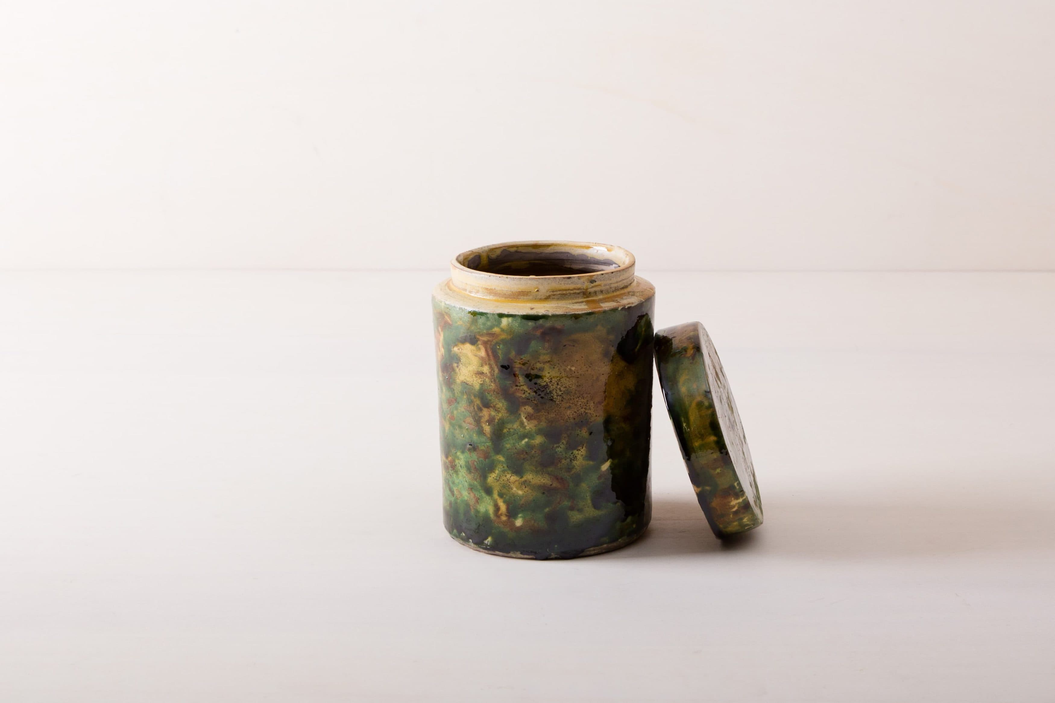 Diese besonderen Vasen der Serie Punca sind ganz individuell und interessant gefärbt. Gemeinsam geben sie ein harmonisches Bild ab und sehen zu Herbst wie Sommerevents gleichermaßen gut aus. Ob als Vase für einen tollen Herbst- oder Kornblumenstrauß oder aber als Süßigkeitendose auf dem Buffettisch– Vase Punca ist abwechslungsreich und mal "etwas anderes". Grün marmorierte Keramik, die alte Technik der Marmorglasur ist in Süditalien sehr beliebt. Die zylindrischen Vorratsgefässe stammen aus den 1930er Jahren und es wurden darin Antipasti oder Oliven gelagert. Nun gut gereinigt kannst Du die Gefäße als Vase für Dein Eventstyling oder Hochzeitsdekoration einsetzen.