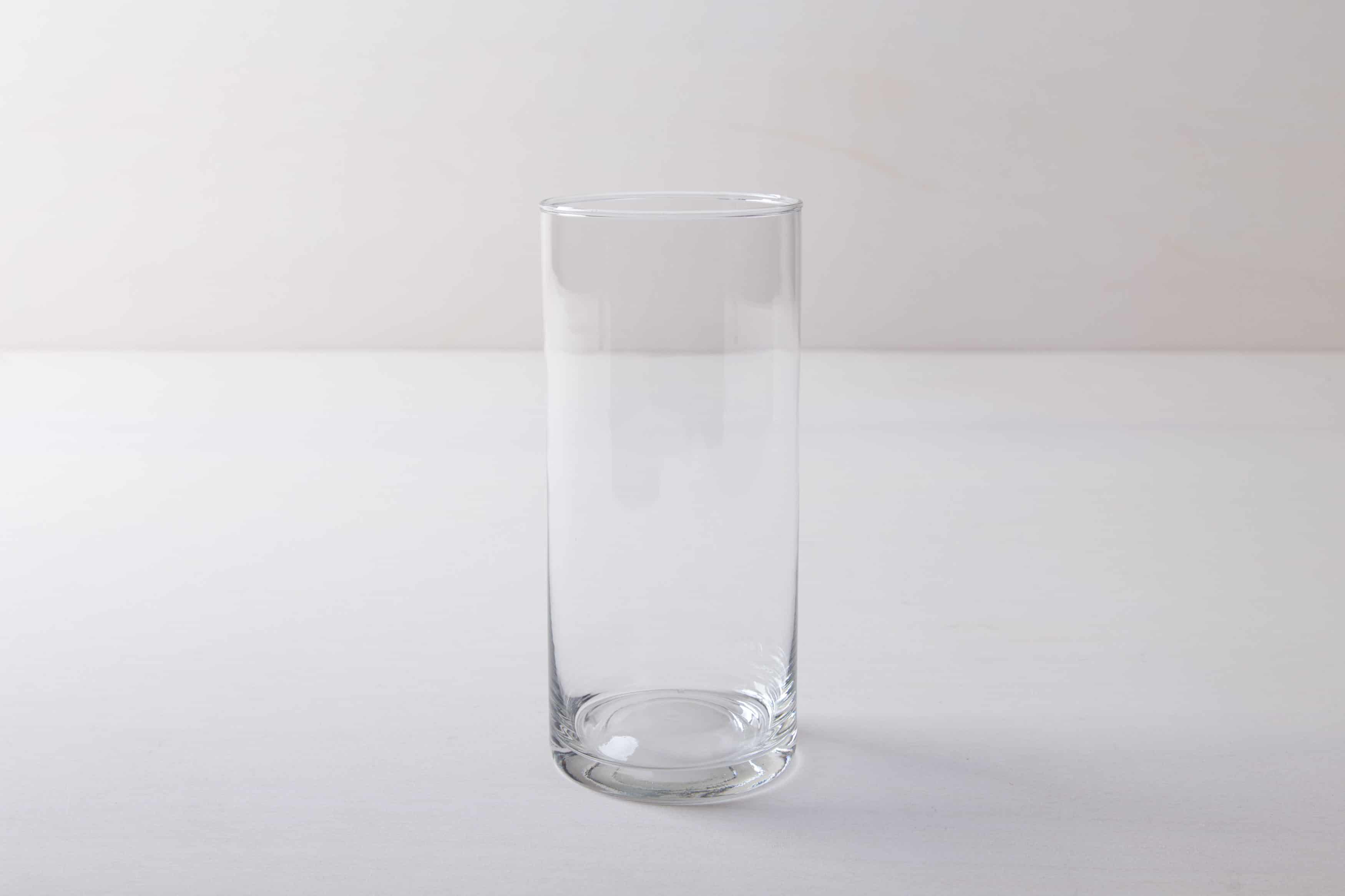 Ganz schlicht und elegant ist Glasvase Bacoya. Dieser unaufdringliche Glaszylinder setzt Blumensträuße innen wie außen gut in Szene und stielt den bunten Blumen dabei nicht die Show. Ob sommerliche Gartenparty oder elegante Winterhochzeit– Blumenvase Bacoya passt zu vielen Veranstaltungen und Farben. Den Glaszylinder, mit dem Durchmesser 19 cm und einer Höhe von 40 cm, kannst Du mit einer Kerze auch als Windlicht mieten. Kombiniert mit den verschiedenen zylindrischen Größen der Bacoya Serie, ergibt sich bei Deinem Event ein stimmige Bild. Das gezeigte Produktbild weicht vom eigentlichen Produkt ab (Abmessungen), es dient nur als Beispielbild für die Beschaffenheit und Form.