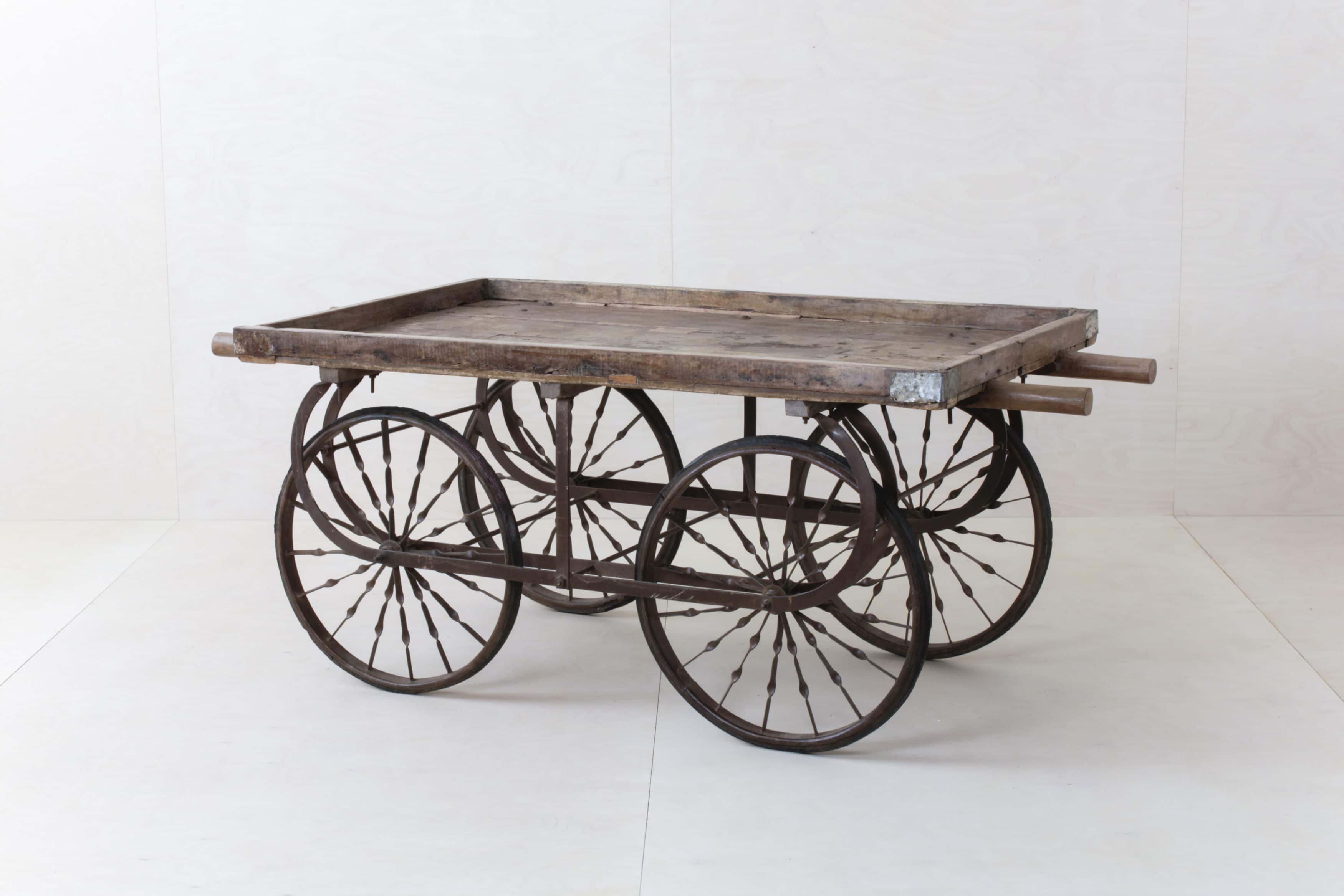 Holzhandwagen für Hochzeitsdekoration.