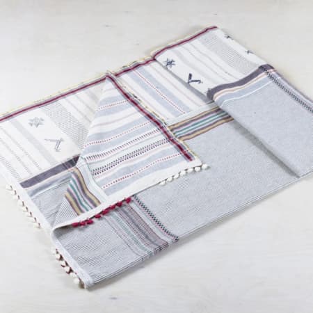 Plaid Orlanda | Plaid Orlanda is a soft, thin blanket made of pure Kala cotton. The cotton blanket keeps you warm, decorates every picnic or serves as a beautiful seat pad at a garden party. If you rent several of our Vintage plaids, you can create a gorgeous look.The Kala plaid Orlanda can be combined with the pillows Natalia, Sandra, Sonia, Ramona and Orlanda. You can rent the whole series from us. | gotvintage Rental & Event Design