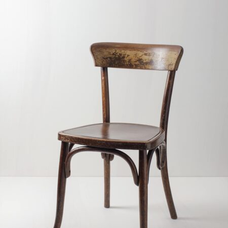 Tavern Chair Alberto | Alberto is more than just a bar chair. Alberto is made of beautiful bentwood and has a great shade of brown. Due to its pretty patina, it is anything but nondescript. You can rent Alberto wooden chair individually or in a trio. | gotvintage Rental & Event Design