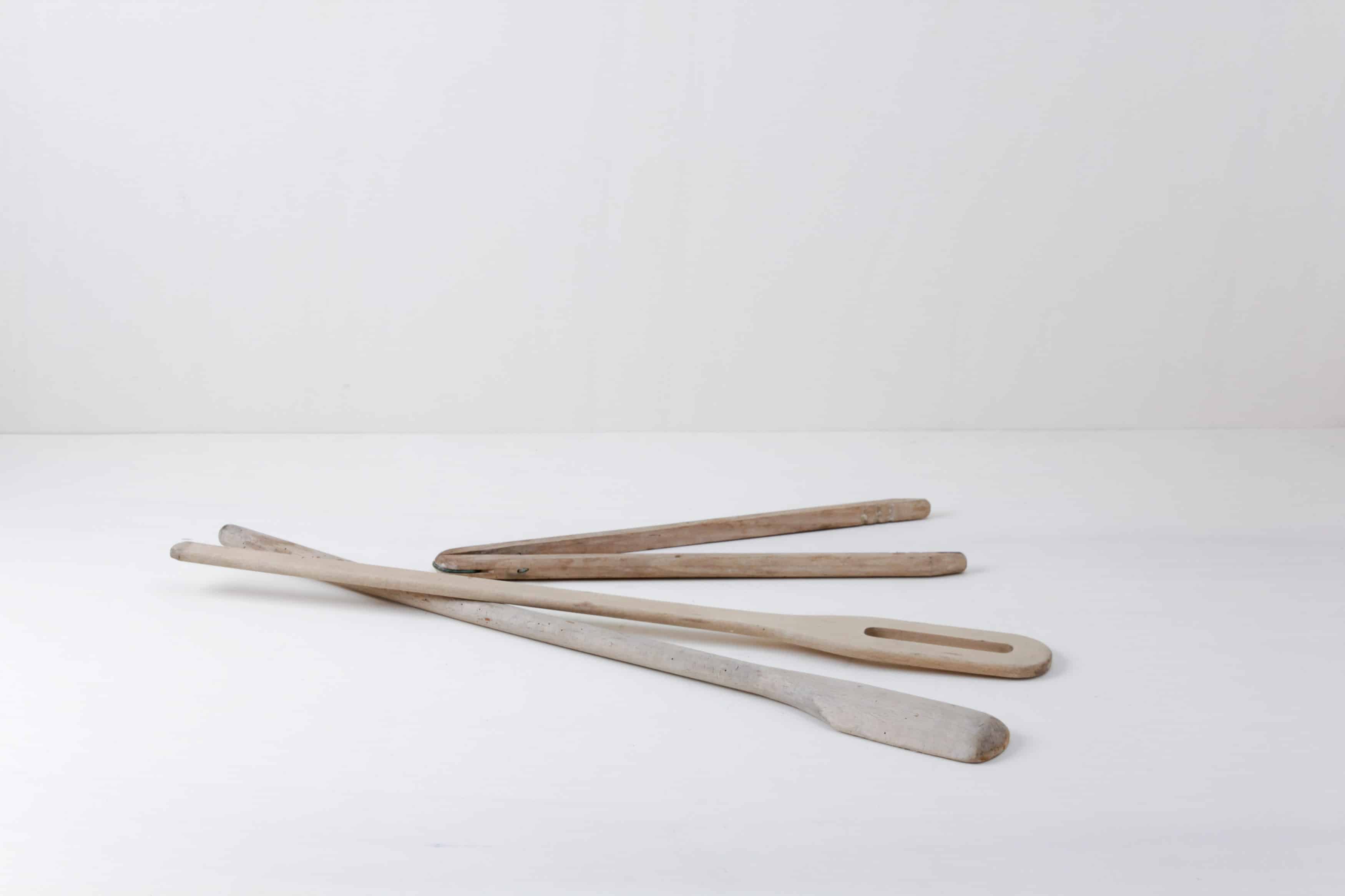 Eine Wäschezange, zwei Wäschestäbe. Extrem ländlicher Charme.