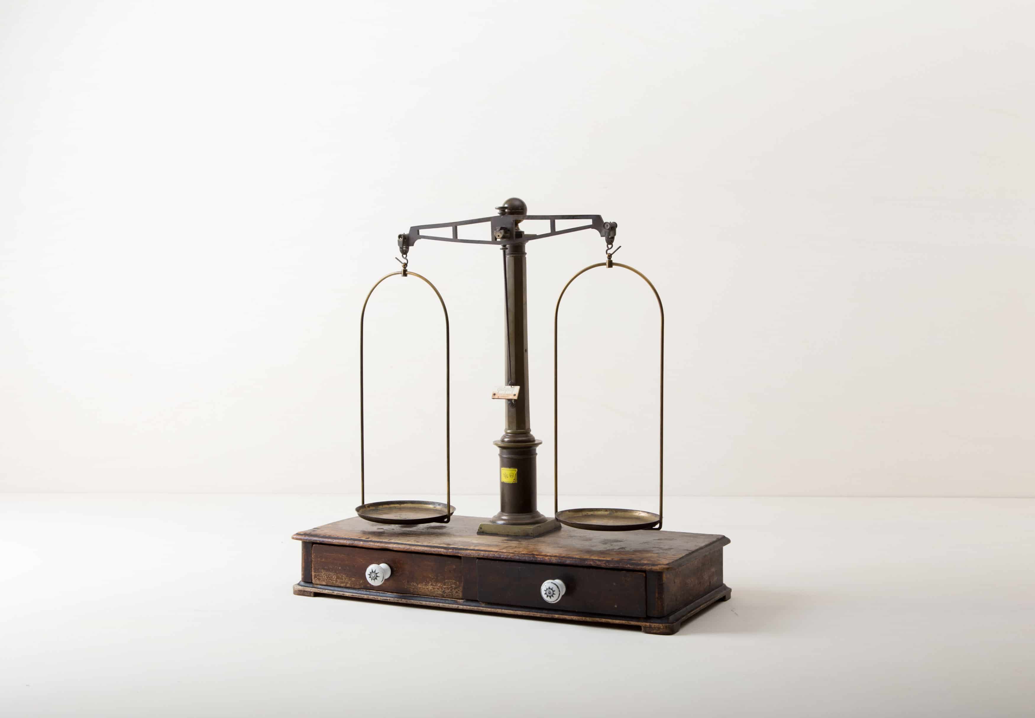 dekorative Apotheker Waage außergewöhnliche Vintage Dekorationselemente mieten.