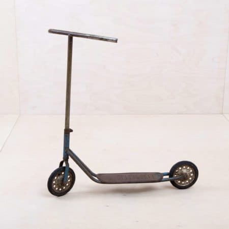Scooter Macapillo Vintage | This decorative kids scooter is definitely vintage. Whether for a trade fair stand, as an addition to a product presentation, for a photo shoot or as a decorative element at an event - Macapillo children's scooter looks really great and adds that certain touch to any interior setting. We offer other scooters, sledges and vintage toys for hire as well. | gotvintage Rental & Event Design