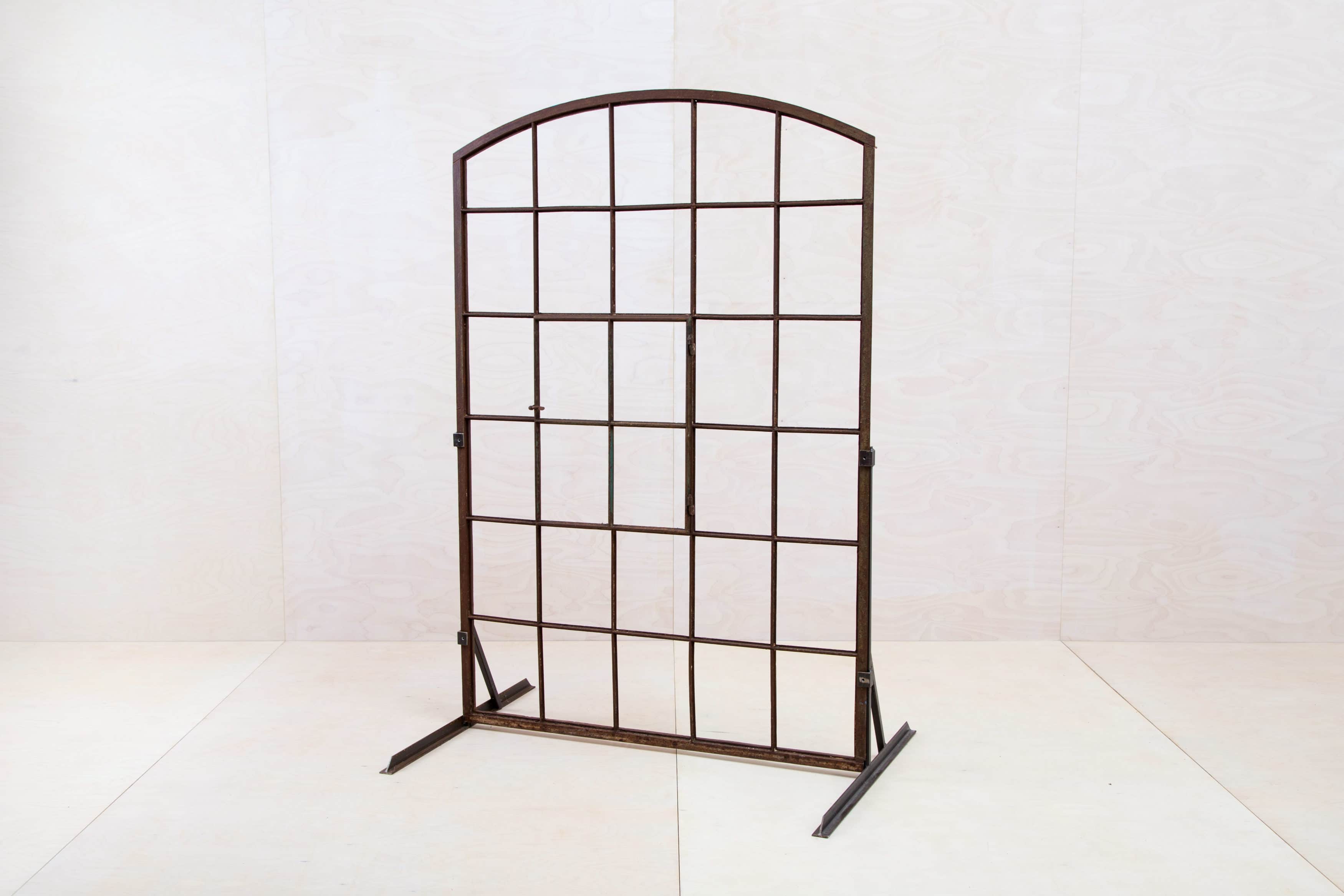 Alter Fensterrahmen aus Stahl. Eventdekoration mieten