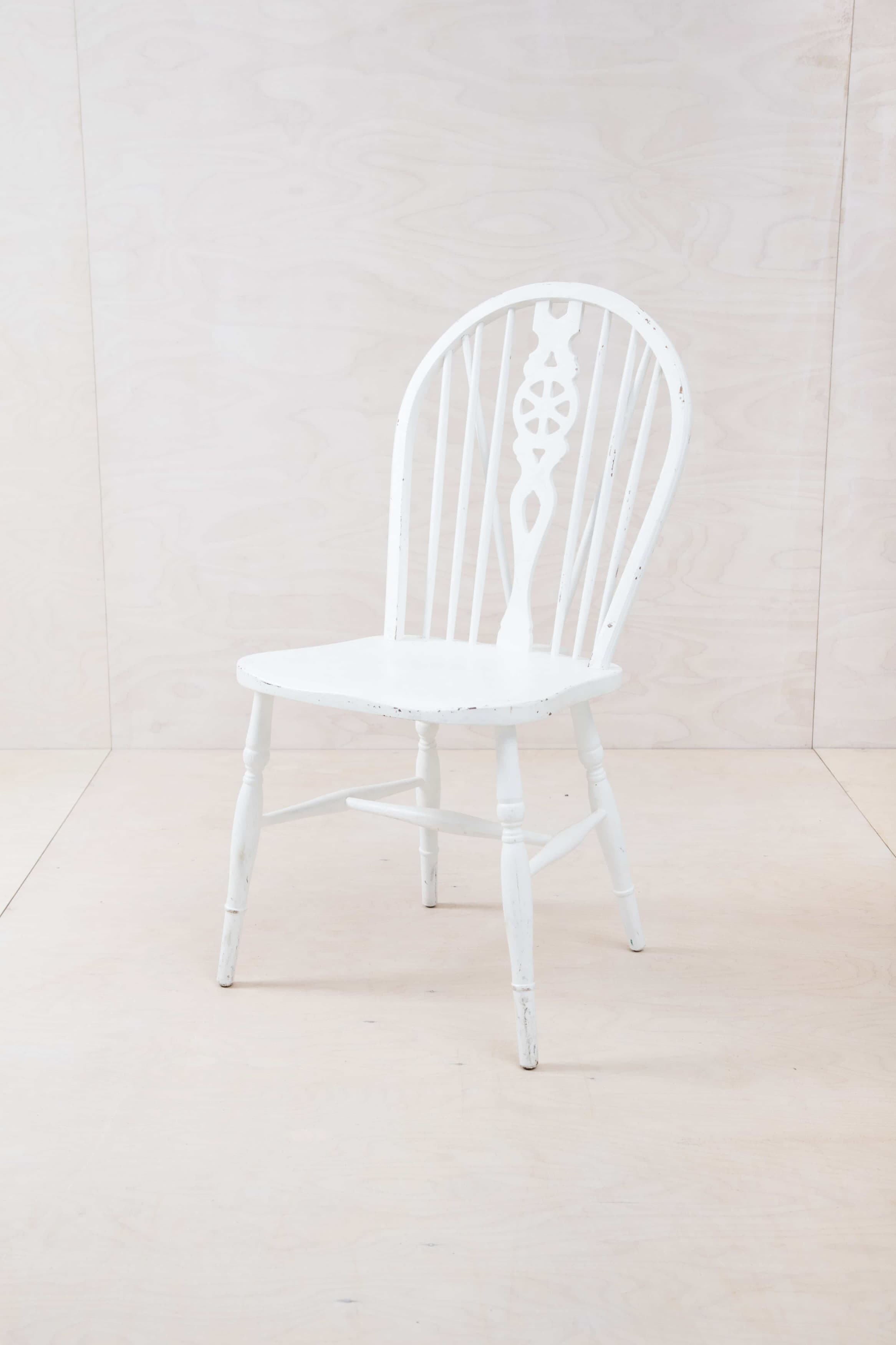 Vintage Sprossenstuhl im Windsor Stil, fein Weiß-Seidenmatt.