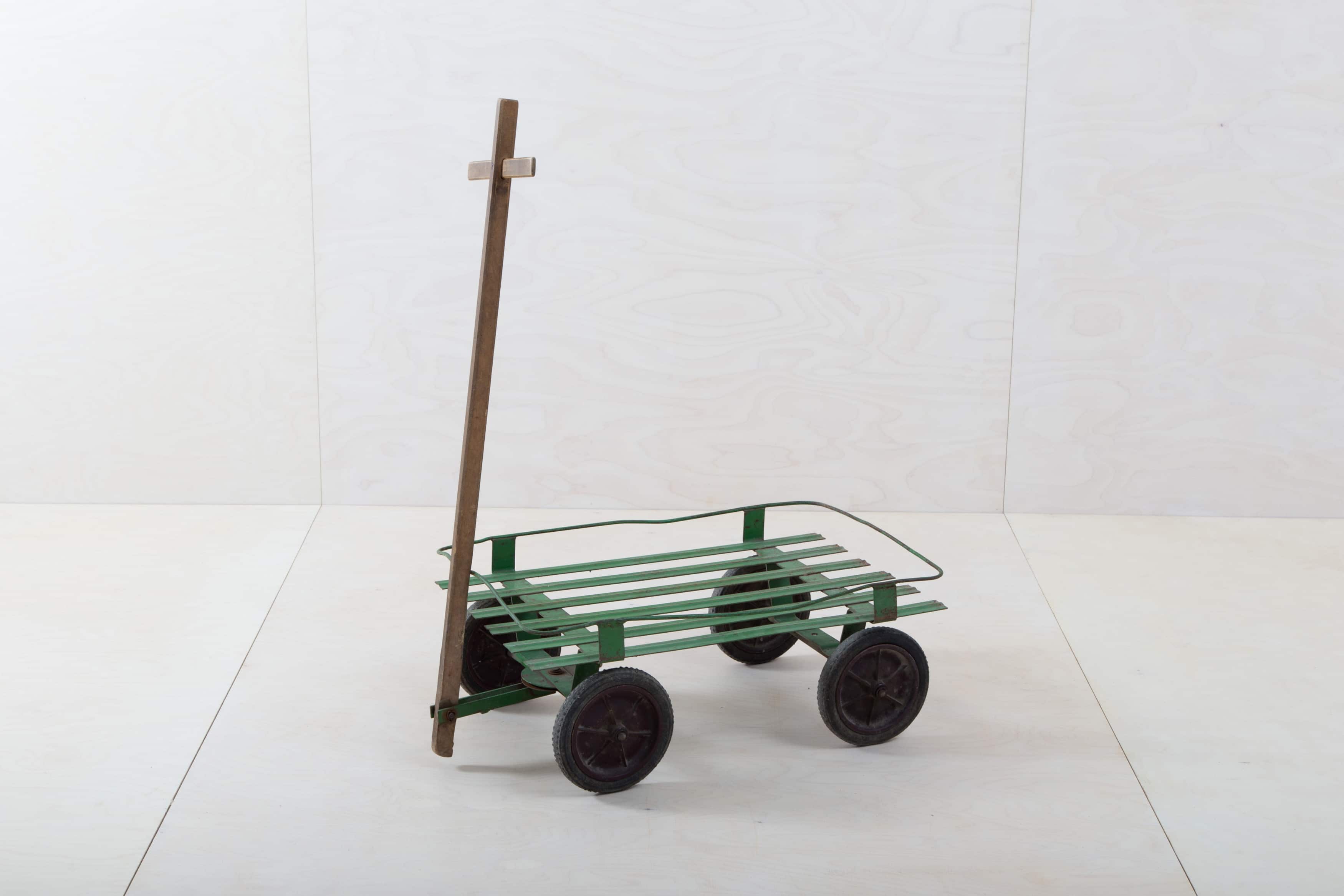 Unser charmanter Handwagen Sevillar bringt ihre Blumendekoration und eigene Ideen richtig zur Geltung. Auf dem Bollerwagen lassen sich auch hervorragend Produkte präsentieren.