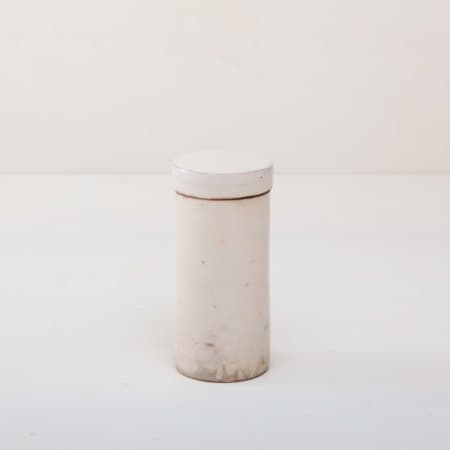 These cream-coloured vases of the Punca series are individually and interestingly painted. Together they give a harmonious picture and look equally good at autumn and summer events. Whether as a vase for a great autumn or cornflower bouquet or as a candy box on the buffet vase Punca is varied and completes your event styling. The antique ceramic vessels come from southern Italy and in the 1930s antipasti or olives were stored in them. Now well cleaned you can use the vessels as a vase for your event styling or wedding decoration.