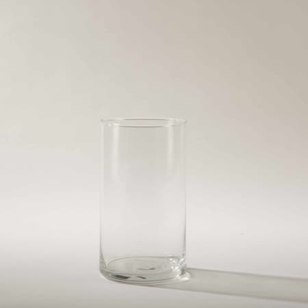 Ganz schlicht und elegant ist Glasvase Bacoya. Dieser unaufdringliche Glaszylinder setzt Blumensträuße innen wie außen gut in Szene und stielt den bunten Blumen dabei nicht die Show. Ob sommerliche Gartenparty oder elegante Winterhochzeit– Blumenvase Bacoya passt zu vielen Veranstaltungen und Farben. Den Glaszylinder, mit dem Durchmesser 12 cm und einer Höhe von 15 cm, kannst Du mit einer Kerze auch als Windlicht mieten. Kombiniert mit den verschiedenen zylindrischen Größen der Bacoya Serie, ergibt sich bei Deinem Event ein stimmige Bild.