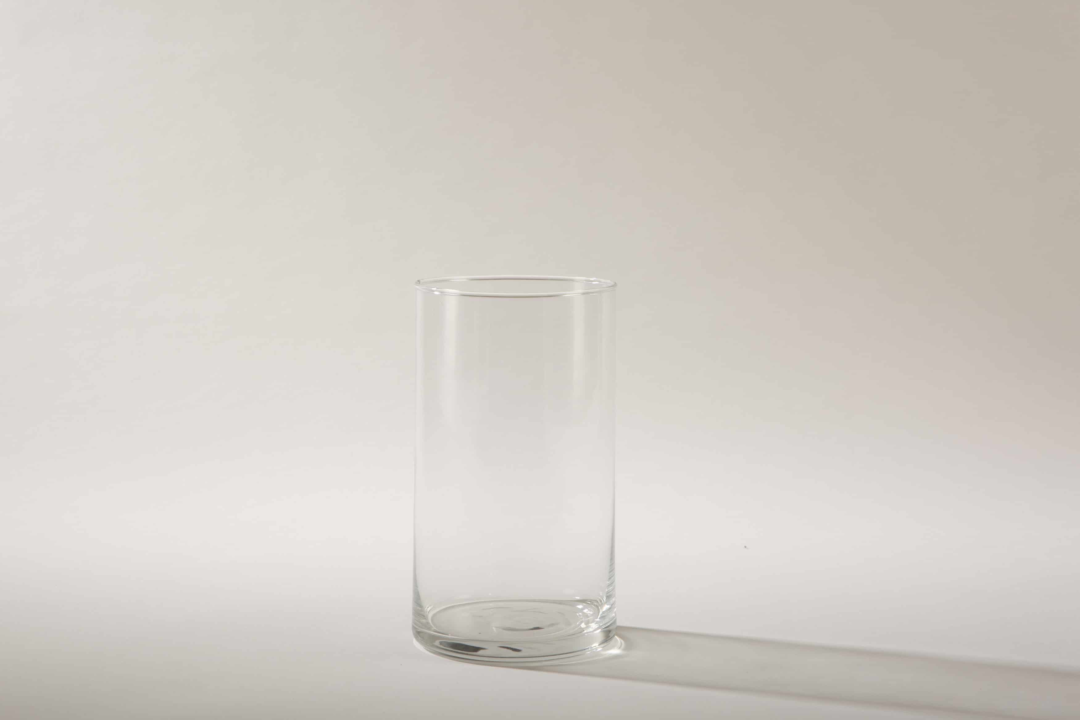 Ganz schlicht und elegant ist Glasvase Bacoya. Dieser unaufdringliche Glaszylinder setzt Blumensträuße innen wie außen gut in Szene und stielt den bunten Blumen dabei nicht die Show. Ob sommerliche Gartenparty oder elegante Winterhochzeit– Blumenvase Bacoya passt zu vielen Veranstaltungen und Farben. Den Glaszylinder, mit dem Durchmesser 12 cm und einer Höhe von 15 cm, kannst Du mit einer Kerze auch als Windlicht mieten. Kombiniert mit den verschiedenen zylindrischen Größen der Bacoya Serie, ergibt sich bei Deinem Event ein stimmige Bild.