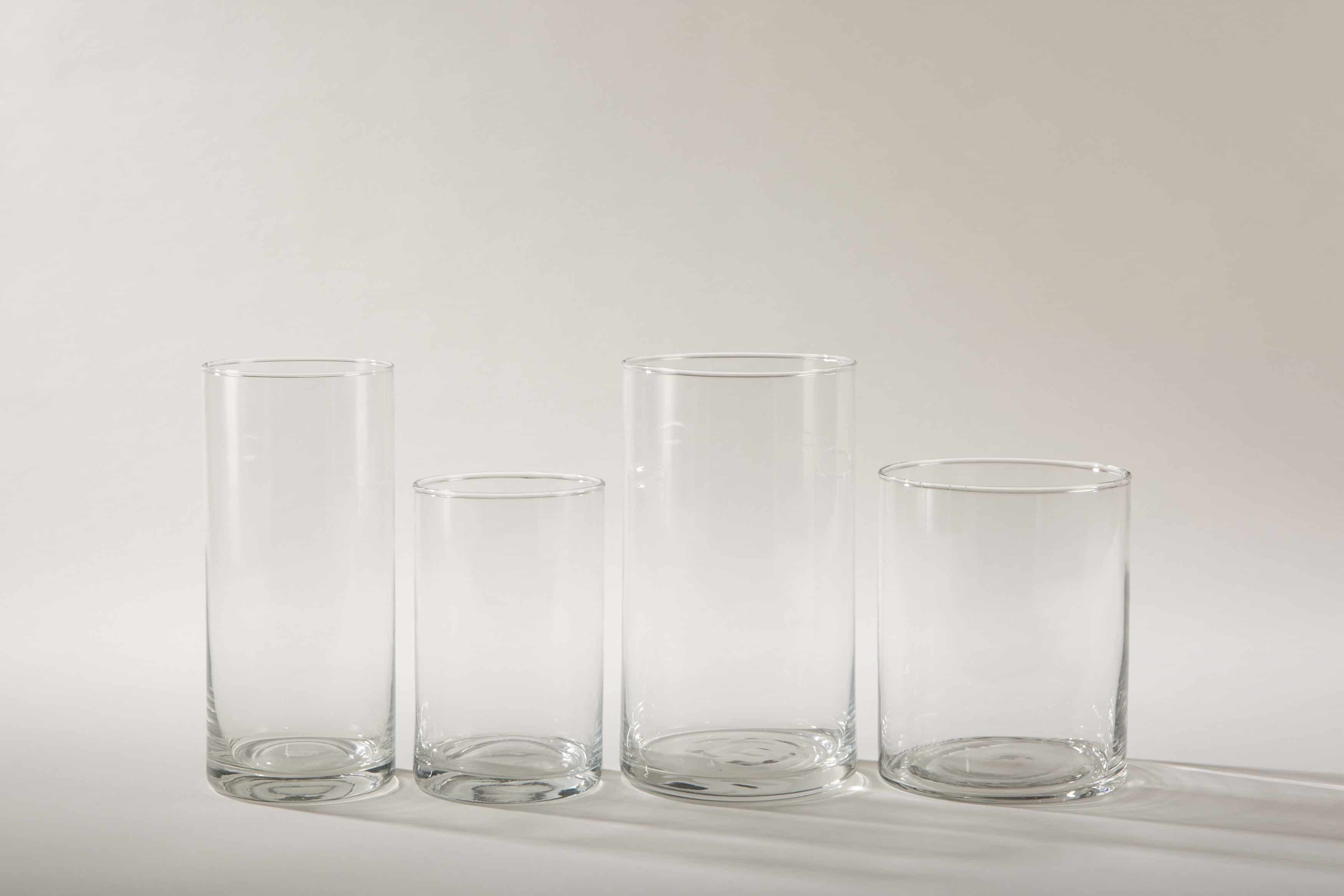 Ganz schlicht und elegant ist Glasvase Bacoya. Dieser unaufdringliche Glaszylinder setzt Blumensträuße innen wie außen gut in Szene und stielt den bunten Blumen dabei nicht die Show. Ob sommerliche Gartenparty oder elegante Winterhochzeit– Blumenvase Bacoya passt zu vielen Veranstaltungen und Farben. Den Glaszylinder, mit dem Durchmesser 12 cm und einer Höhe von 15 cm, kannst Du mit einer Kerze auch als Windlicht mieten. Kombiniert mit den verschiedenen zylindrischen Größen der Bacoya Serie, ergibt sich bei Deinem Event ein stimmige Bild.