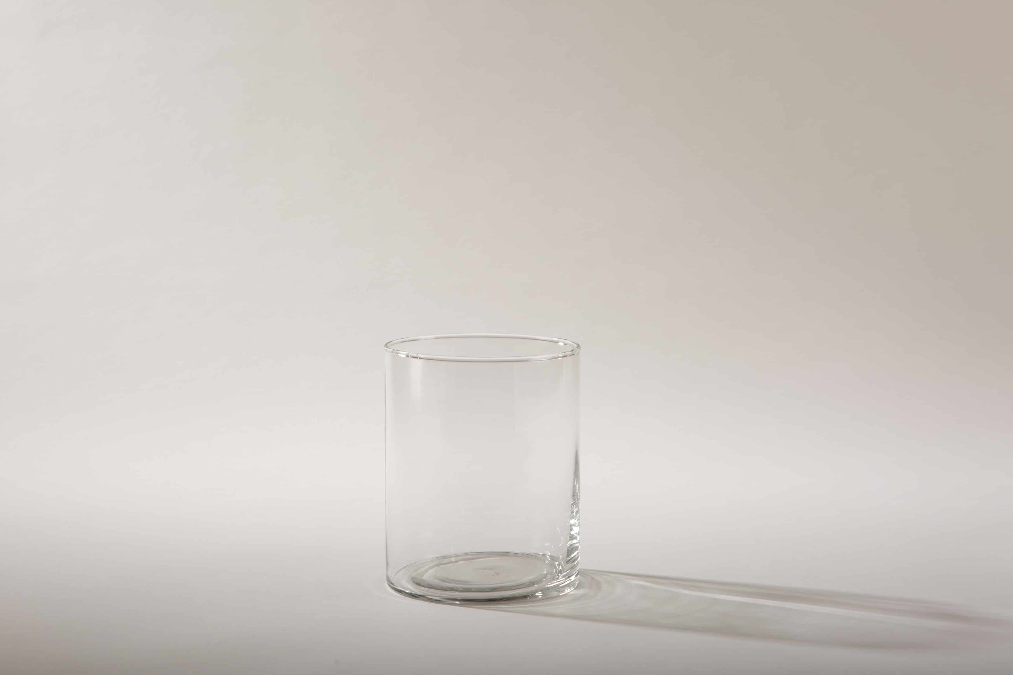 Ganz schlicht und elegant ist Glasvase Bacoya. Dieser unaufdringliche Glaszylinder setzt Blumensträuße innen wie außen gut in Szene und stielt den bunten Blumen dabei nicht die Show. Ob sommerliche Gartenparty oder elegante Winterhochzeit– Blumenvase Bacoya passt zu vielen Veranstaltungen und Farben. Den Glaszylinder, mit dem Durchmesser 12 cm und einer Höhe von 20 cm, kannst Du mit einer Kerze auch als Windlicht mieten. Kombiniert mit den verschiedenen zylindrischen Größen der Bacoya Serie, ergibt sich bei Deinem Event ein stimmige Bild.