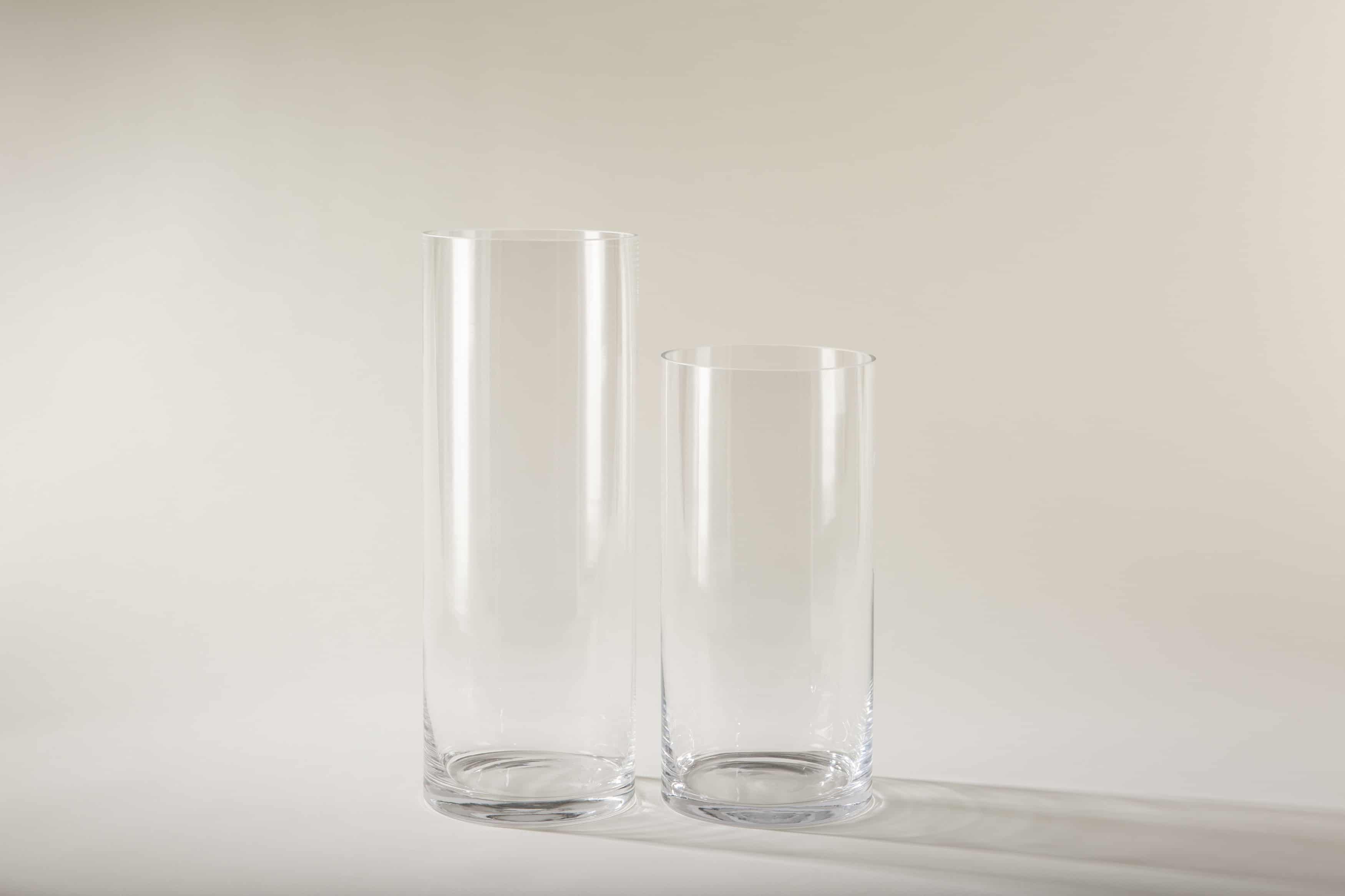 Ganz schlicht und elegant ist Glasvase Bacoya. Dieser unaufdringliche Glaszylinder setzt Blumensträuße innen wie außen gut in Szene und stielt den bunten Blumen dabei nicht die Show. Ob sommerliche Gartenparty oder elegante Winterhochzeit– Blumenvase Bacoya passt zu vielen Veranstaltungen und Farben. Den Glaszylinder, mit dem Durchmesser 19 cm und einer Höhe von 50 cm, kannst Du mit einer Kerze auch als Windlicht mieten. Kombiniert mit den verschiedenen zylindrischen Größen der Bacoya Serie, ergibt sich bei Deinem Event ein stimmige Bild. Das gezeigte Produktbild weicht vom eigentlichen Produkt ab (Abmessungen), es dient nur als Beispielbild für die Beschaffenheit und Form.