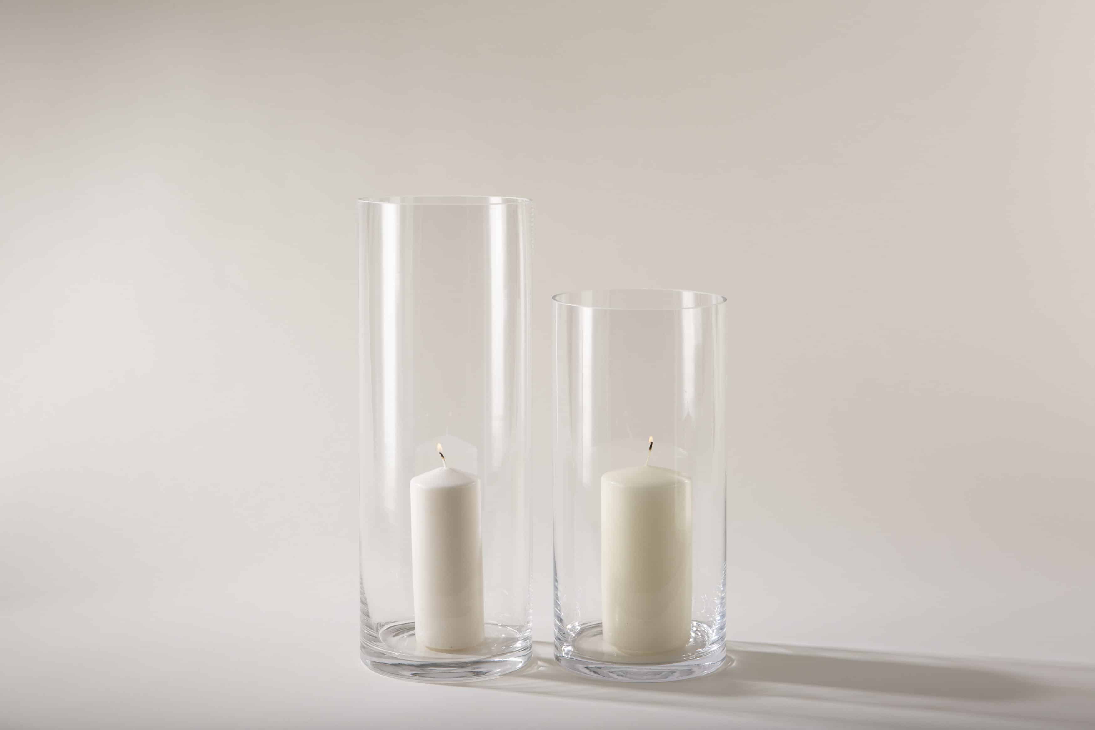 Ganz schlicht und elegant ist Glasvase Bacoya. Dieser unaufdringliche Glaszylinder setzt Blumensträuße innen wie außen gut in Szene und stielt den bunten Blumen dabei nicht die Show. Ob sommerliche Gartenparty oder elegante Winterhochzeit– Blumenvase Bacoya passt zu vielen Veranstaltungen und Farben. Den Glaszylinder, mit dem Durchmesser 19 cm und einer Höhe von 50 cm, kannst Du mit einer Kerze auch als Windlicht mieten. Kombiniert mit den verschiedenen zylindrischen Größen der Bacoya Serie, ergibt sich bei Deinem Event ein stimmige Bild. Das gezeigte Produktbild weicht vom eigentlichen Produkt ab (Abmessungen), es dient nur als Beispielbild für die Beschaffenheit und Form.