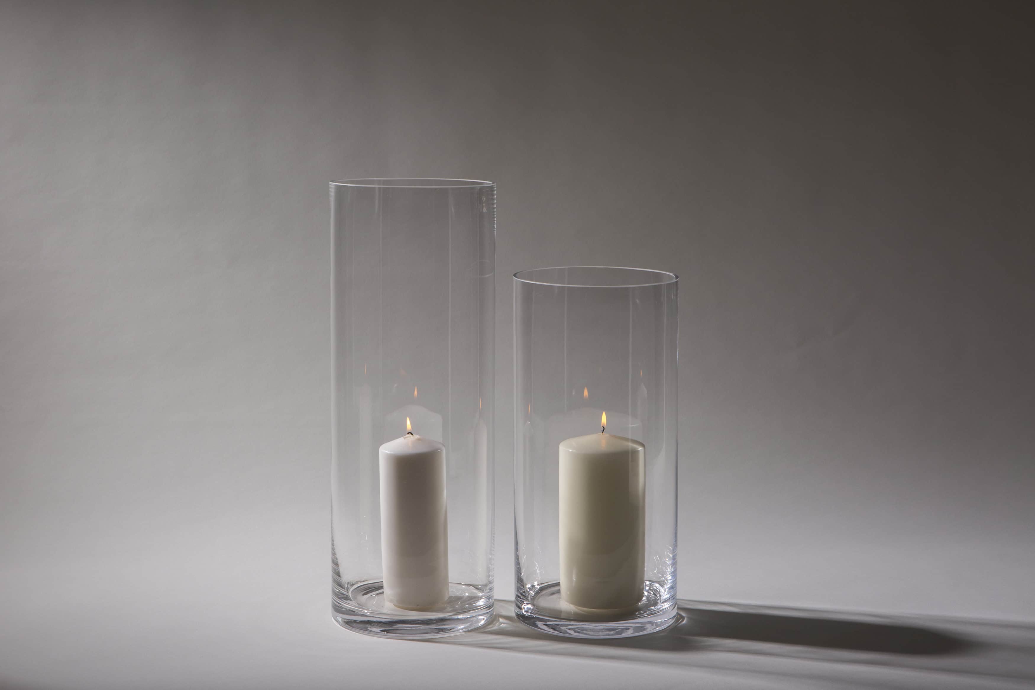 Ganz schlicht und elegant ist Glasvase Bacoya. Dieser unaufdringliche Glaszylinder setzt Blumensträuße innen wie außen gut in Szene und stielt den bunten Blumen dabei nicht die Show. Ob sommerliche Gartenparty oder elegante Winterhochzeit– Blumenvase Bacoya passt zu vielen Veranstaltungen und Farben. Den Glaszylinder, mit dem Durchmesser 19 cm und einer Höhe von 50 cm, kannst Du mit einer Kerze auch als Windlicht mieten. Kombiniert mit den verschiedenen zylindrischen Größen der Bacoya Serie, ergibt sich bei Deinem Event ein stimmige Bild. Das gezeigte Produktbild weicht vom eigentlichen Produkt ab (Abmessungen), es dient nur als Beispielbild für die Beschaffenheit und Form.