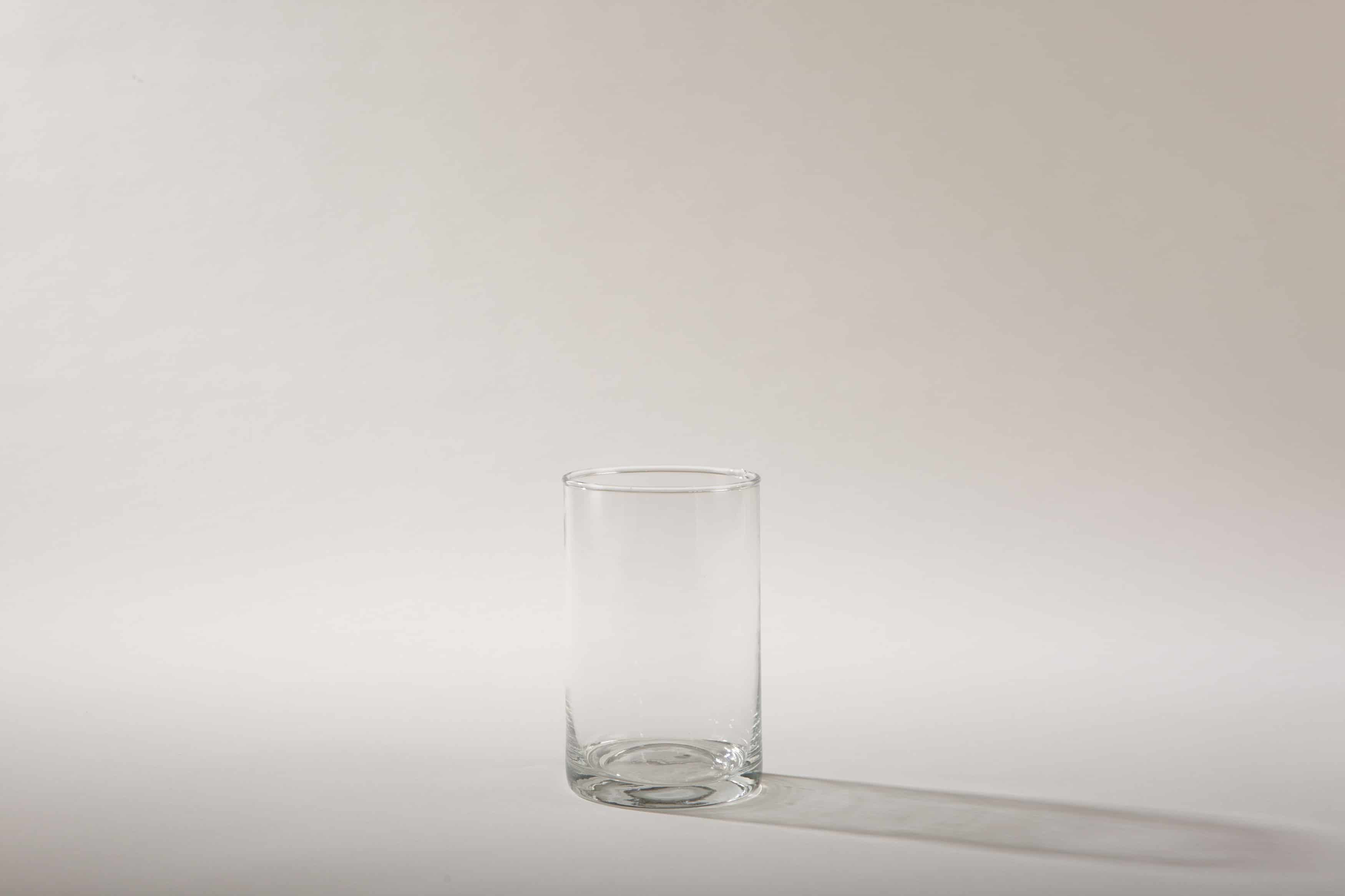 Ganz schlicht und elegant ist Glasvase Bacoya. Dieser unaufdringliche Glaszylinder setzt Blumensträuße innen wie außen gut in Szene und stielt den bunten Blumen dabei nicht die Show. Ob sommerliche Gartenparty oder elegante Winterhochzeit– Blumenvase Bacoya passt zu vielen Veranstaltungen und Farben. Den Glaszylinder, mit dem Durchmesser 9 cm und einer Höhe von 15 cm, kannst Du mit einer Kerze auch als Windlicht mieten. Kombiniert mit den verschiedenen zylindrischen Größen der Bacoya Serie, ergibt sich bei Deinem Event ein stimmige Bild.