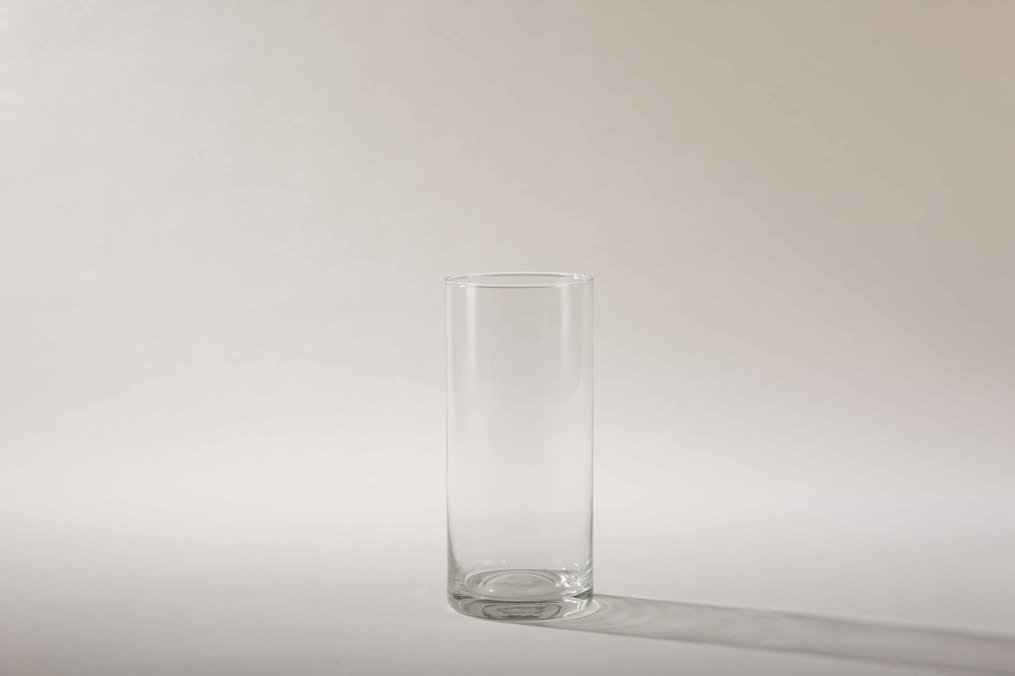 Ganz schlicht und elegant ist Glasvase Bacoya. Dieser unaufdringliche Glaszylinder setzt Blumensträuße innen wie außen gut in Szene und stielt den bunten Blumen dabei nicht die Show. Ob sommerliche Gartenparty oder elegante Winterhochzeit– Blumenvase Bacoya passt zu vielen Veranstaltungen und Farben. Den Glaszylinder, mit dem Durchmesser 9 cm und einer Höhe von 19 cm, kannst Du mit einer Kerze auch als Windlicht mieten. Kombiniert mit den verschiedenen zylindrischen Größen der Bacoya Serie, ergibt sich bei Deinem Event ein stimmige Bild.