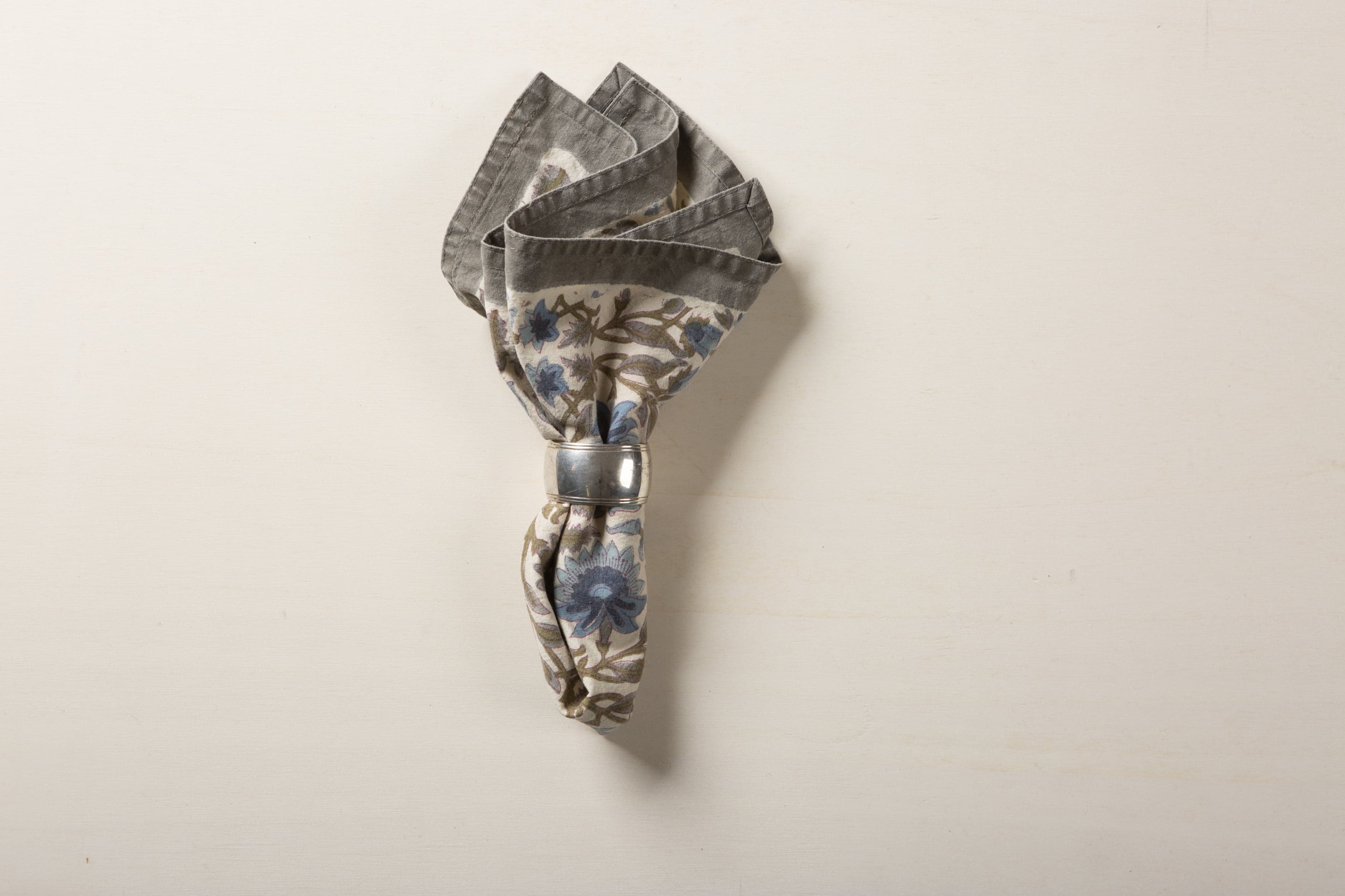 Stoffservietten mit Blumenmustern mieten