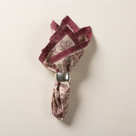 Stoffservietten mit roten Blumenmustern mieten