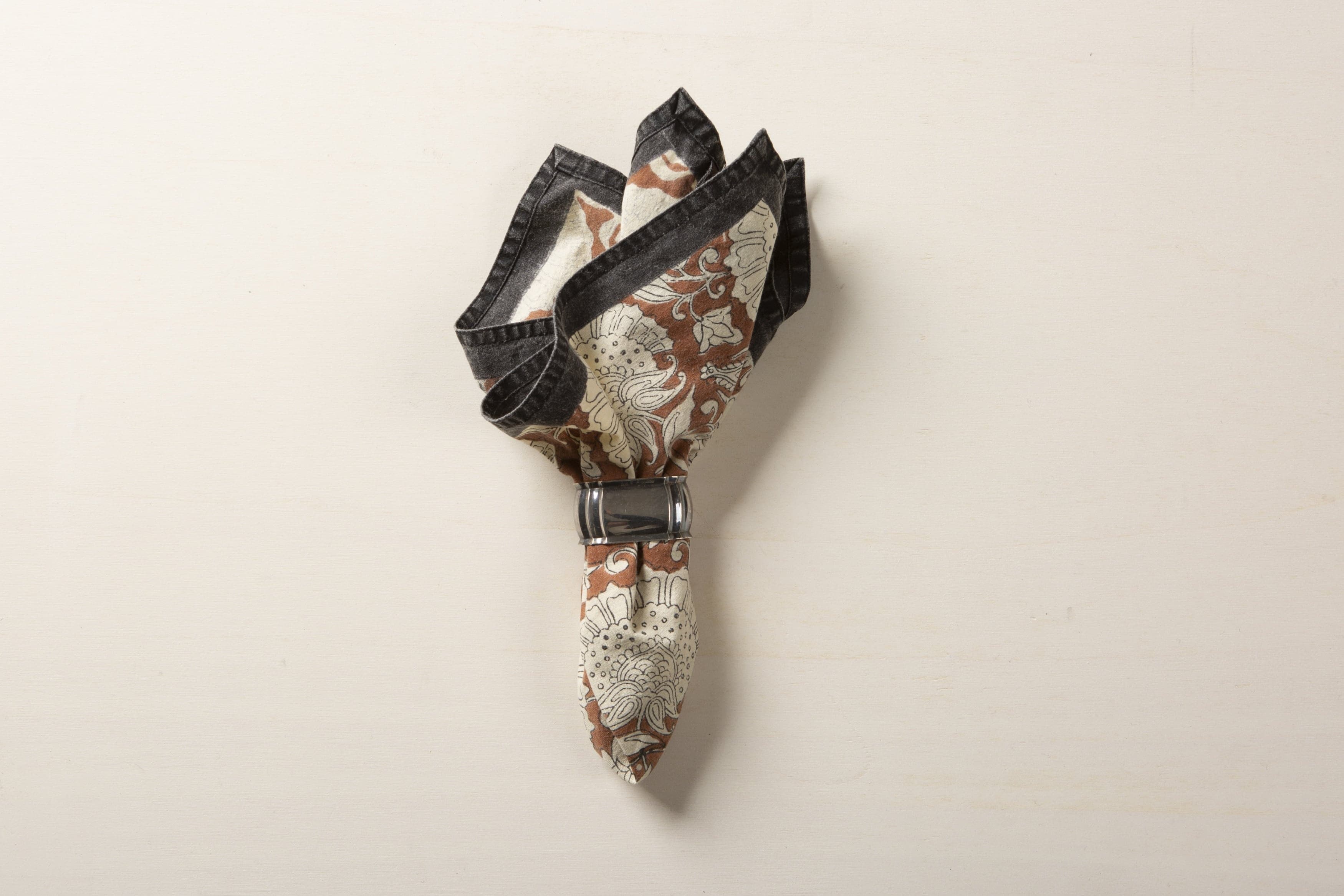 Stoffservietten mit Blumenmustern mieten