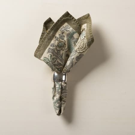 Cotton Napkin Angostura Olive Green | Fabric napkins with floral patterns are a beautiful addition to romantic table decorations. Whether loosely draped, held together with a ribbon or with a beautiful napkin ring: they round off the decoration with structure, pattern and colour. Our "Angostura" napkins are made of cotton and with their delicate flowers in green and white, they add a summer feeling to every table.These floral napkins go particularly well with playful decorations that feature flower motifs and natural materials - for example, with our white Vallecito ceramic tableware and the Talapampa placemat. | gotvintage Rental & Event Design