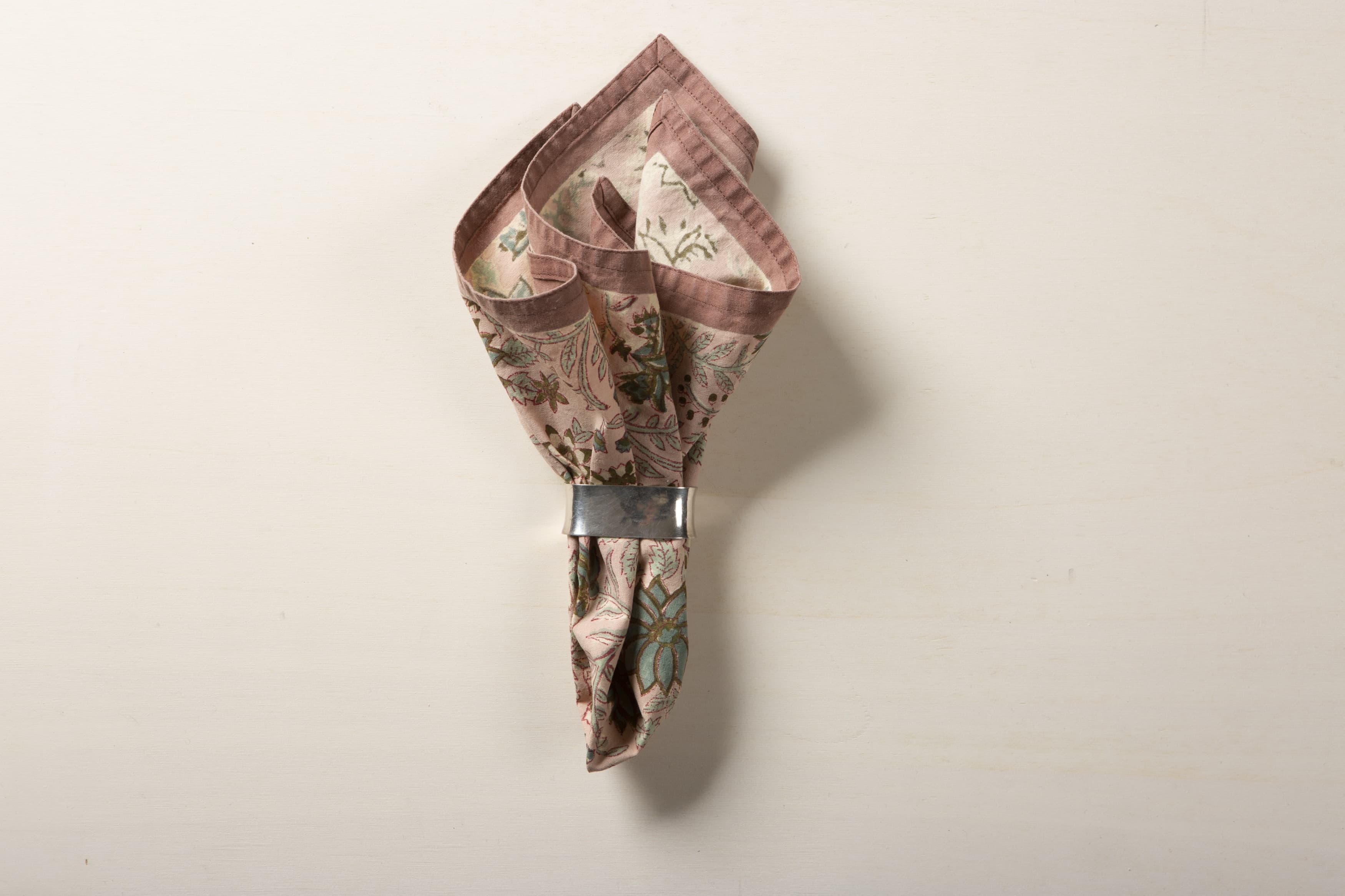 Stoffservietten mit Blumenmustern mieten