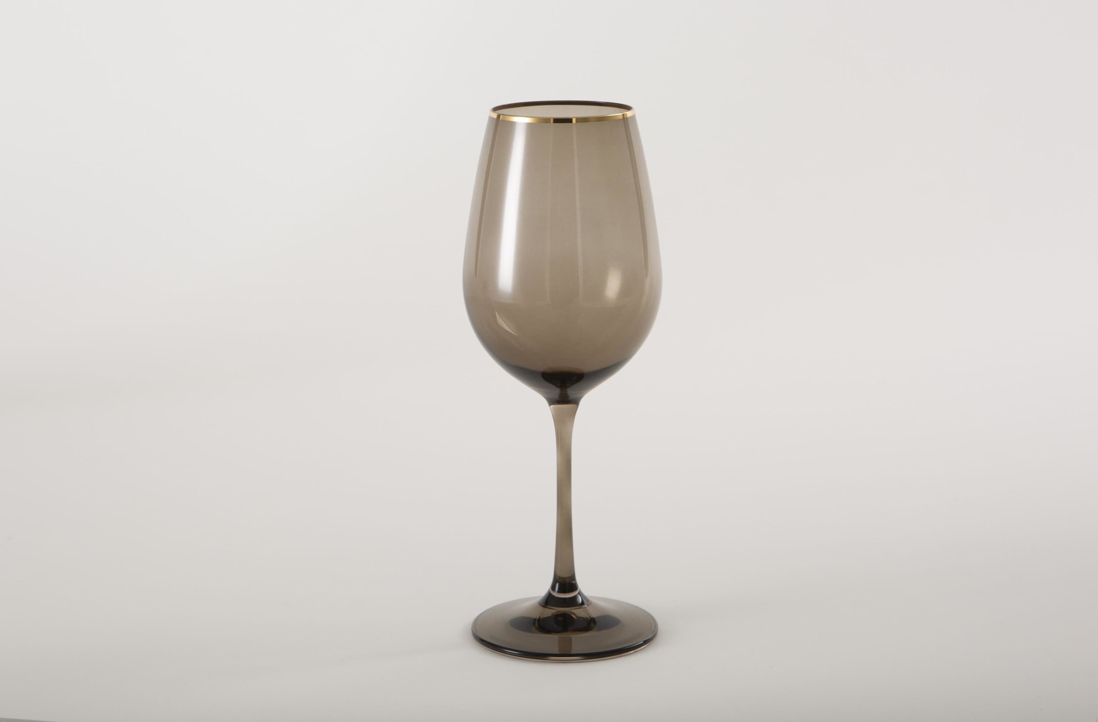 Weinglas mit Goldrand und Rauchglas Look mieten.Mietgeschirr.