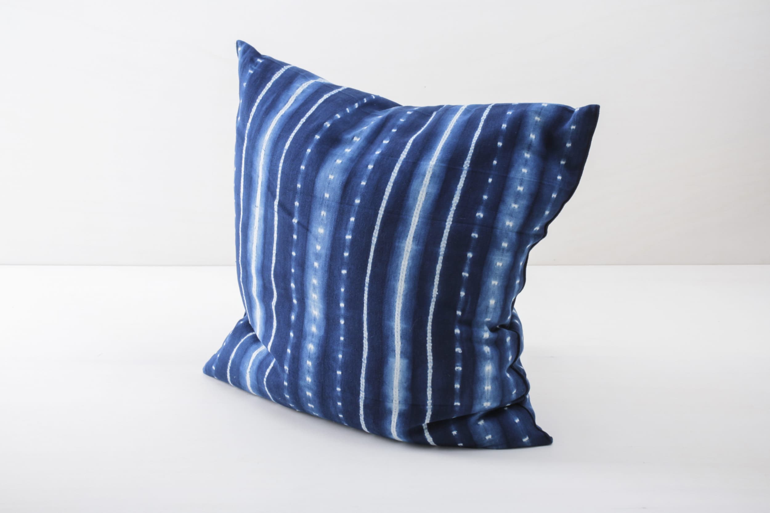 Blaue, bunte Kissen mieten