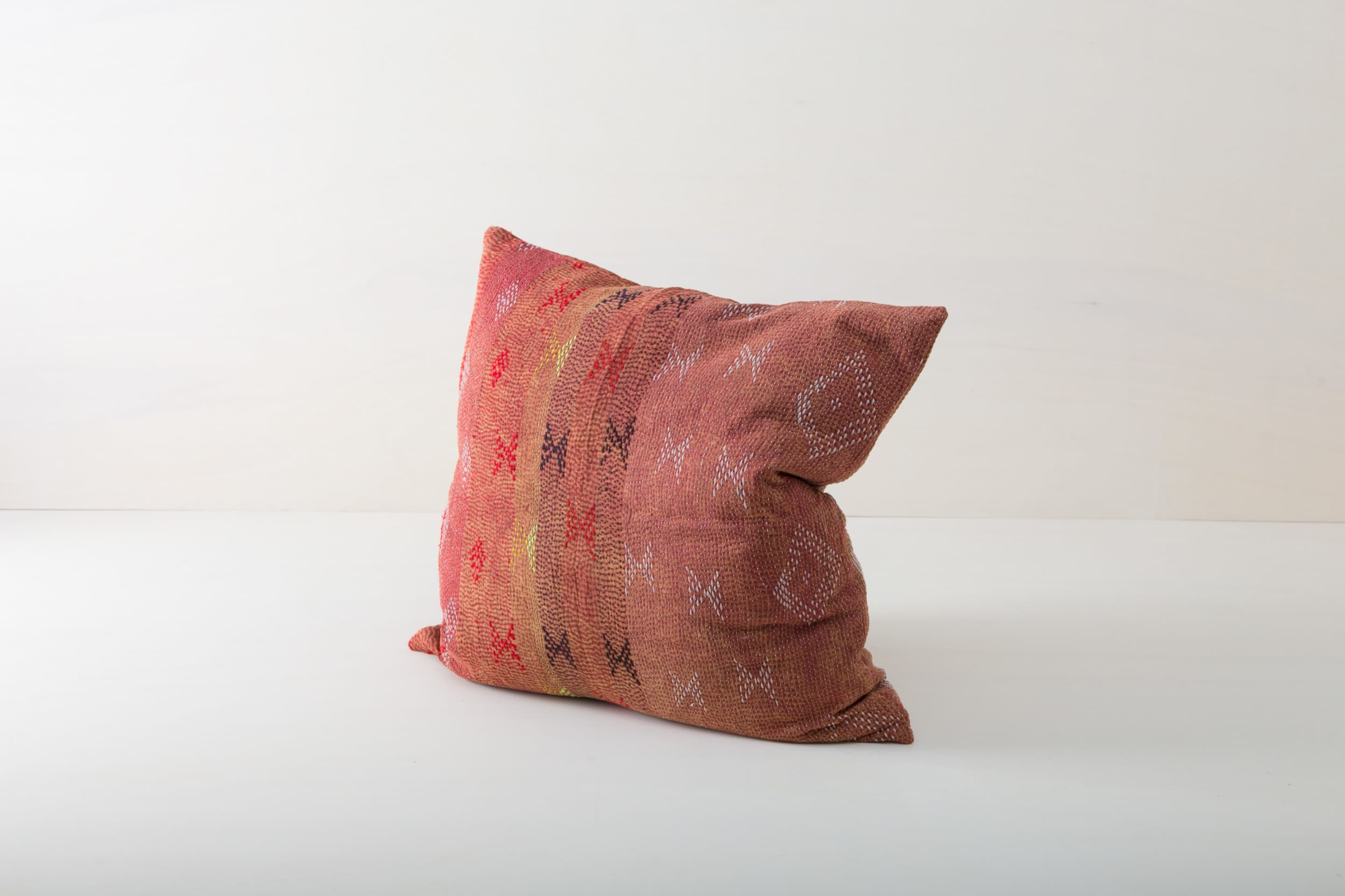 Kissen in kräftigen Farben zu mieten