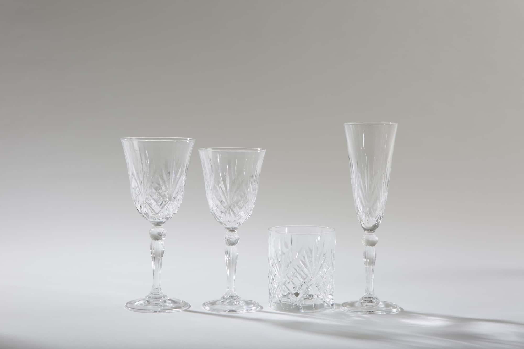 Vier kristallklare Gläser unterschiedlicher Formen.