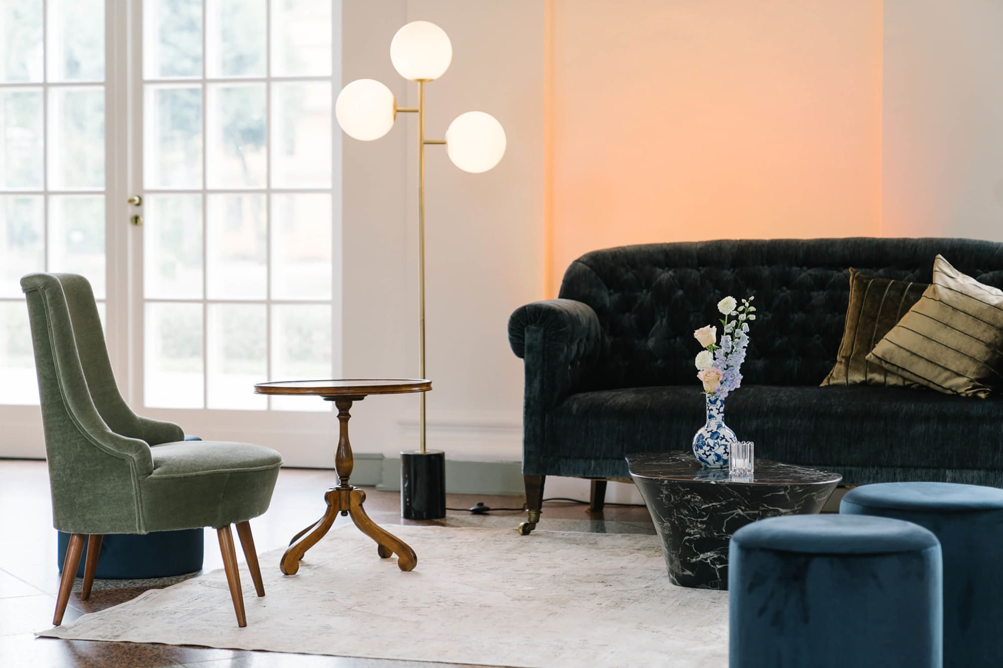 Modernes Wohnzimmer mit Sofa, Sessel und Stehlampe.