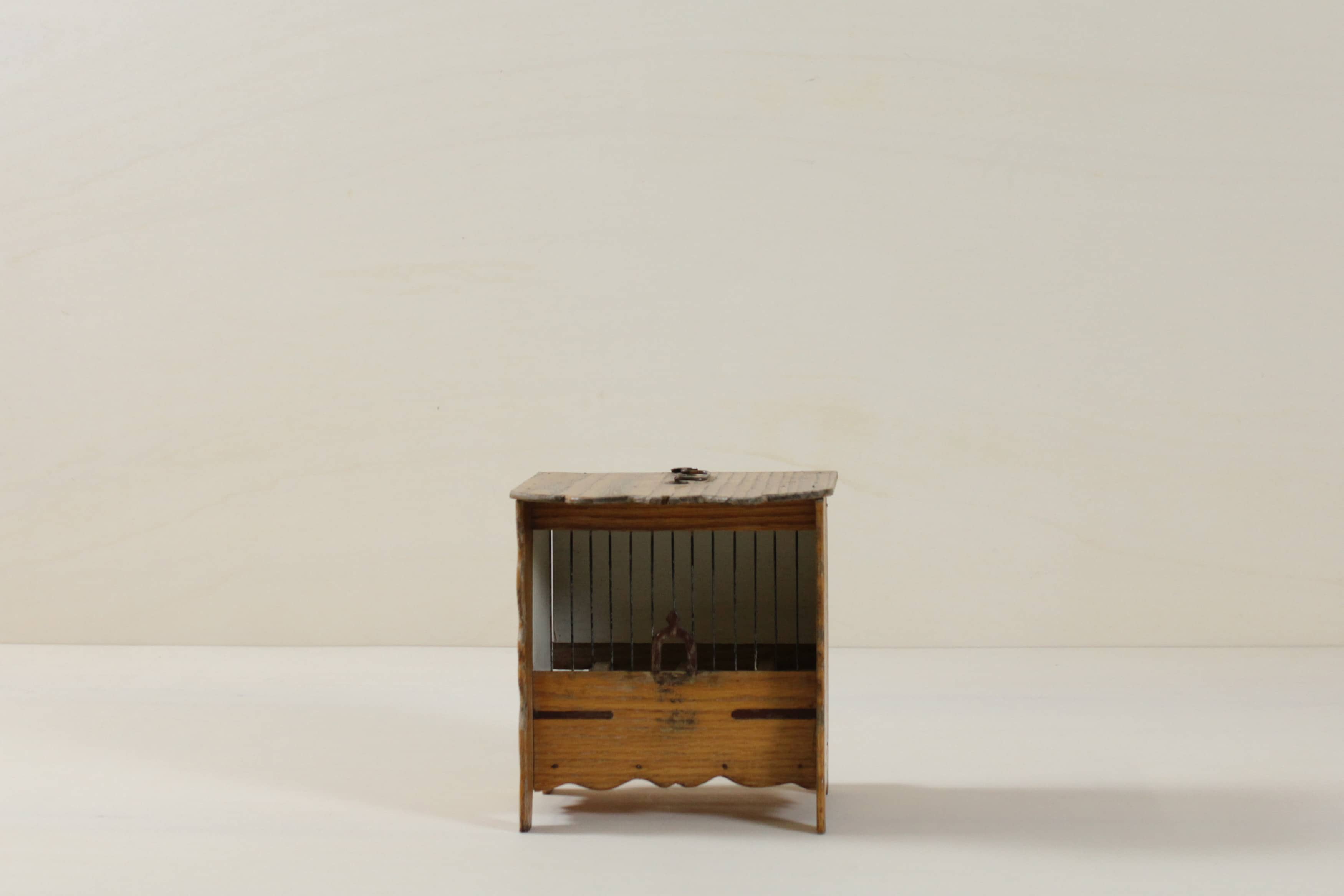  | Charmante Vintage-Vogelkäfig Talavera aus Holz mit Glastränke zur Vermietung erhältlich. Perfekt zur Dekoration von Veranstaltungen oder Fotoshootings mit einem nostalgischen und eleganten Touch. Reservieren Sie jetzt, um Ihrem nächsten besonderen Anlass einen Hauch von Vintage-Charme zu verleihen. | 