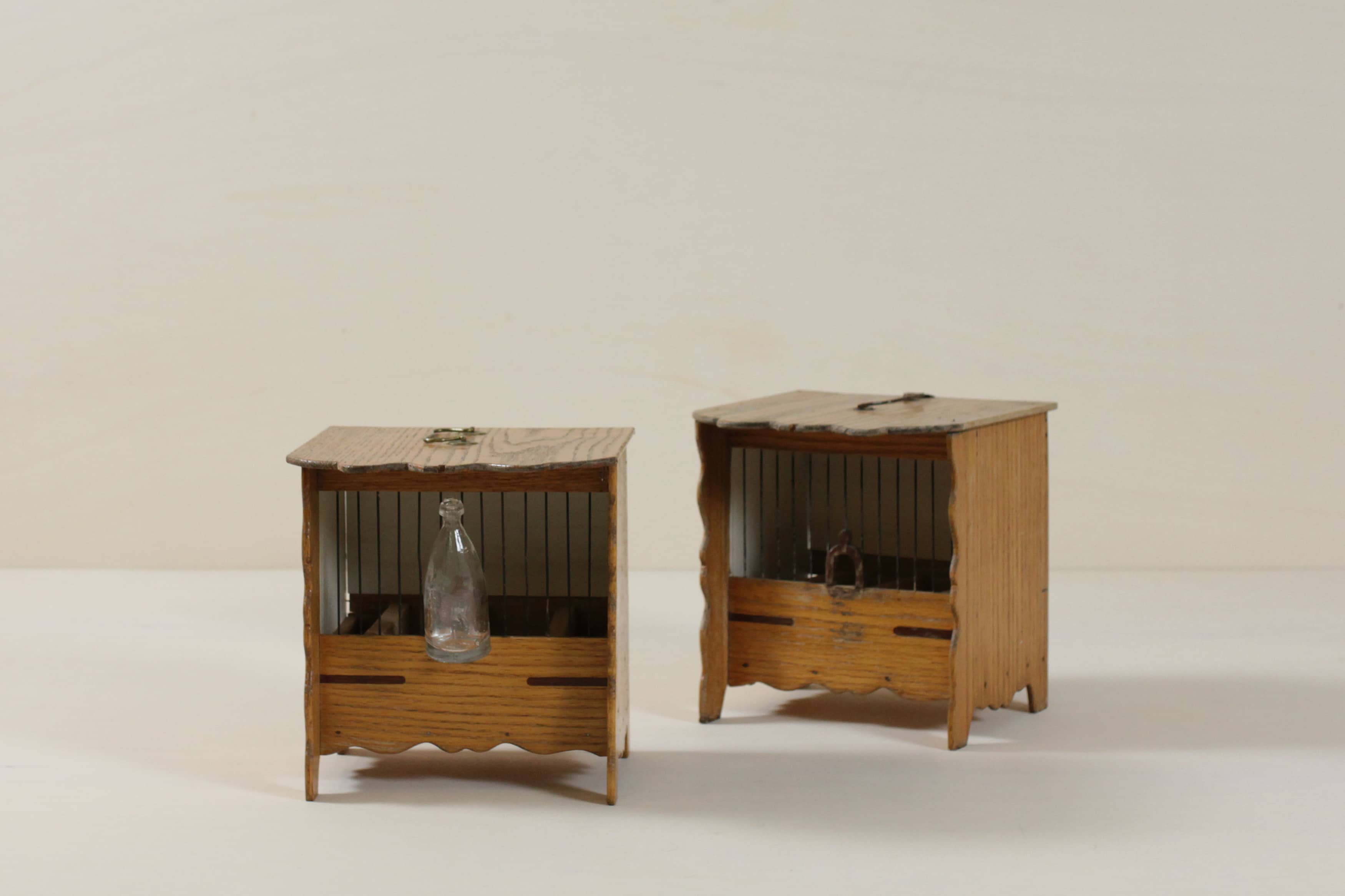  | Charmante Vintage-Vogelkäfig Talavera aus Holz mit Glastränke zur Vermietung erhältlich. Perfekt zur Dekoration von Veranstaltungen oder Fotoshootings mit einem nostalgischen und eleganten Touch. Reservieren Sie jetzt, um Ihrem nächsten besonderen Anlass einen Hauch von Vintage-Charme zu verleihen. | 