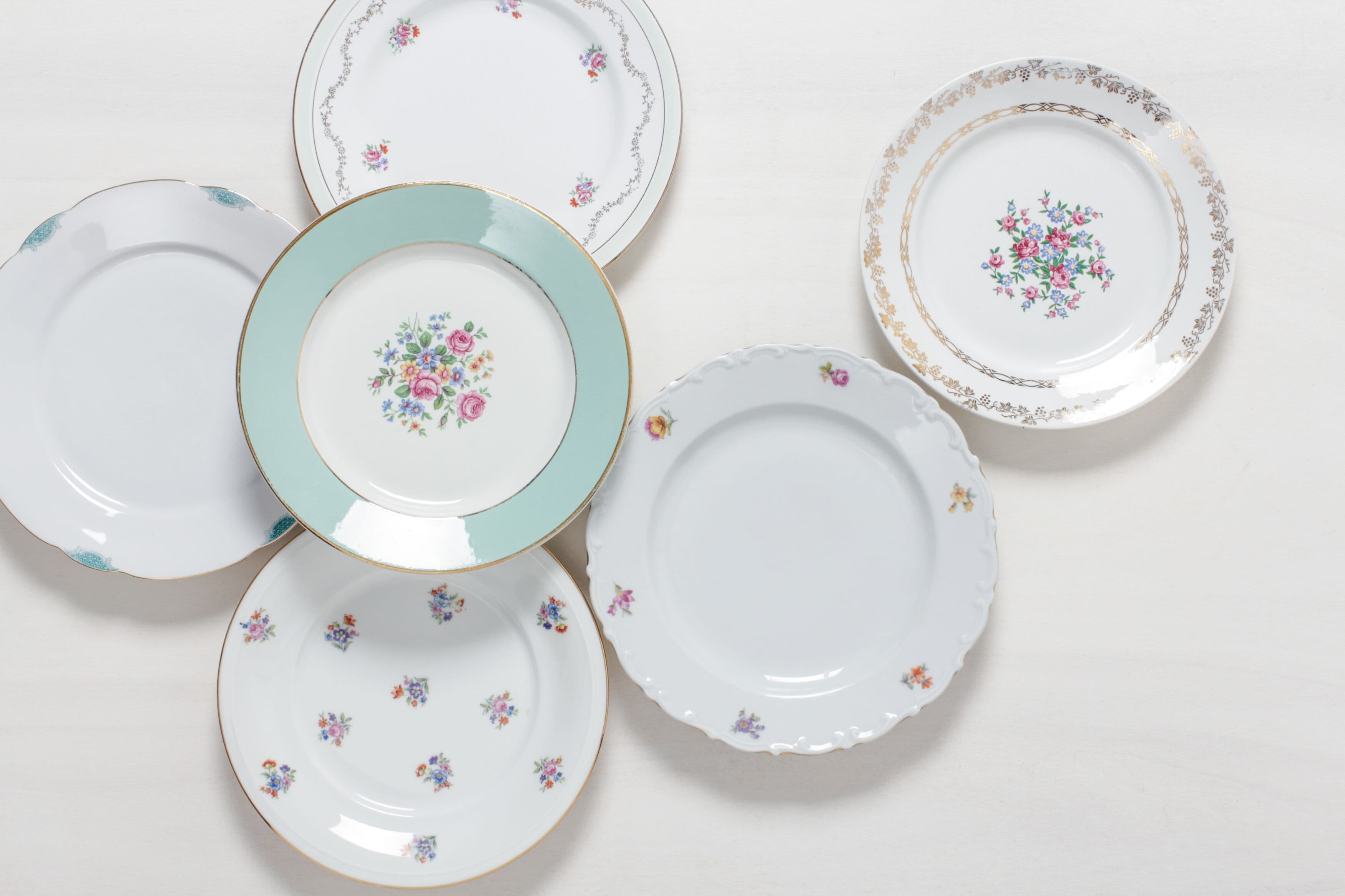 Vermietung, Geschirr, Blumenmustern, Goldränder