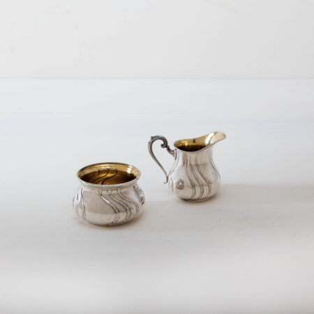 Cafayate ist ein hinreißendes Milkännchen und Zucker Set für den besonderen Anlass. Kombiniert mit Silberbesteck der Serie Antonia und zum Beispiel unserem Santos Geschirr, ergibt sich ein stimmiges, romantisches Bild im Vintagestil.