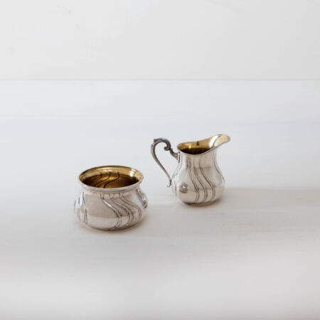 Cafayate ist ein hinreißendes Milkännchen und Zucker Set für den besonderen Anlass. Kombiniert mit Silberbesteck der Serie Antonia und zum Beispiel unserem Santos Geschirr, ergibt sich ein stimmiges, romantisches Bild im Vintagestil.